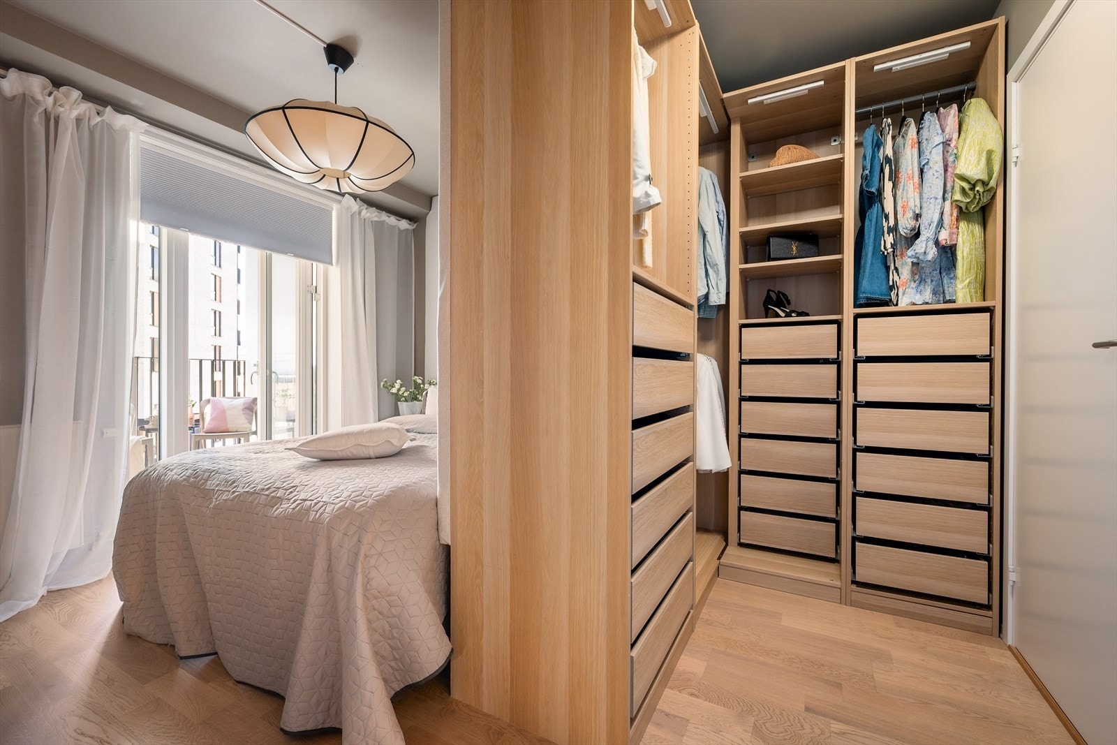 Soverommet er romslig og legger til rette for en behagelig livsstil, med egen utgang til balkong, walk-in-closet og direkte tilgang til badet. Galleribilde