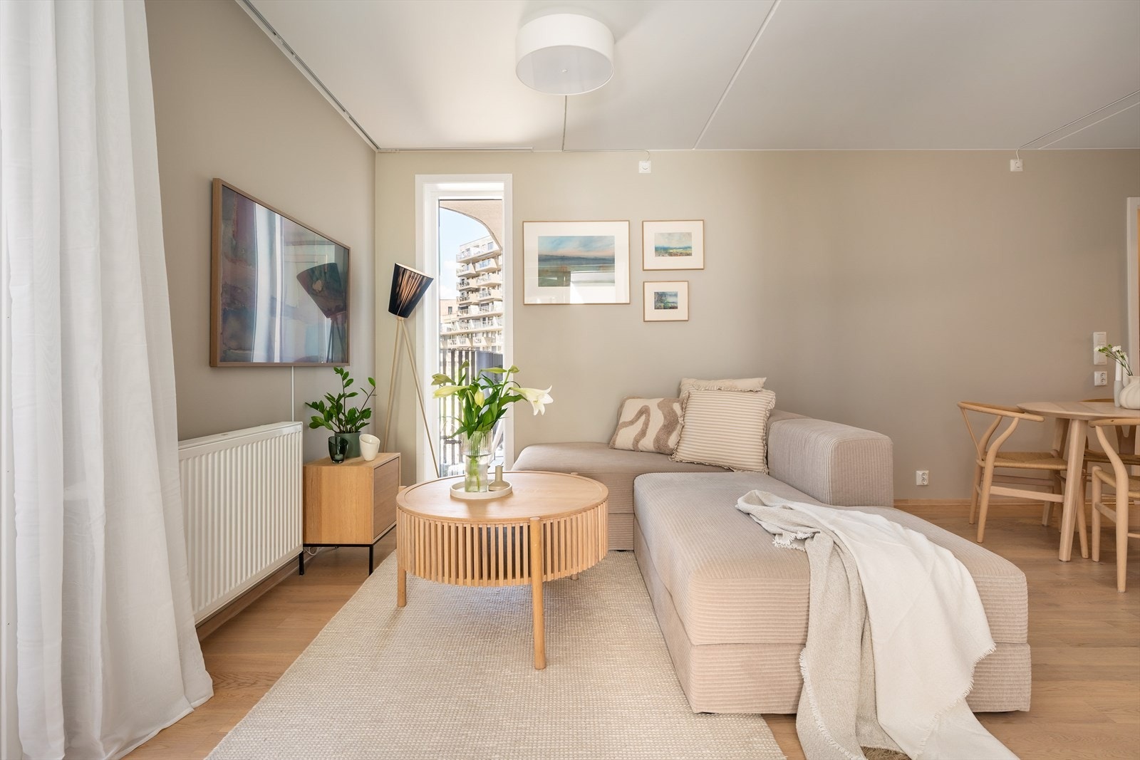 A-konto fyring, varmtvann og internett er inkludert i felleskostnadene. Sameiet har ellers en sunn økonomi og god likviditet. Galleribilde
