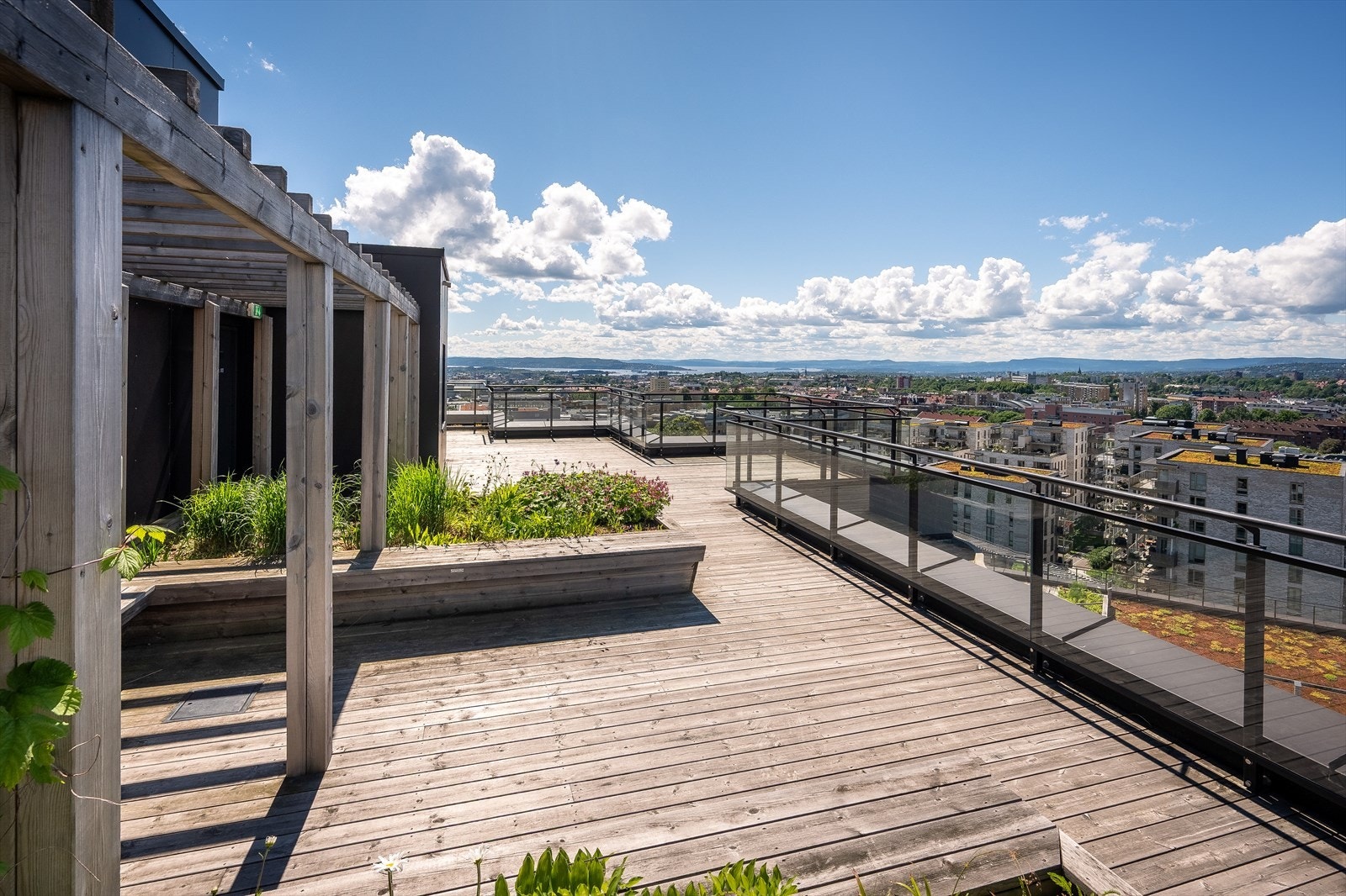 Med en rask tur med heisen finner man denne perlen av en felles takterrasse. Her er det pamorama utsikt og svært gode solforhold. Galleribilde