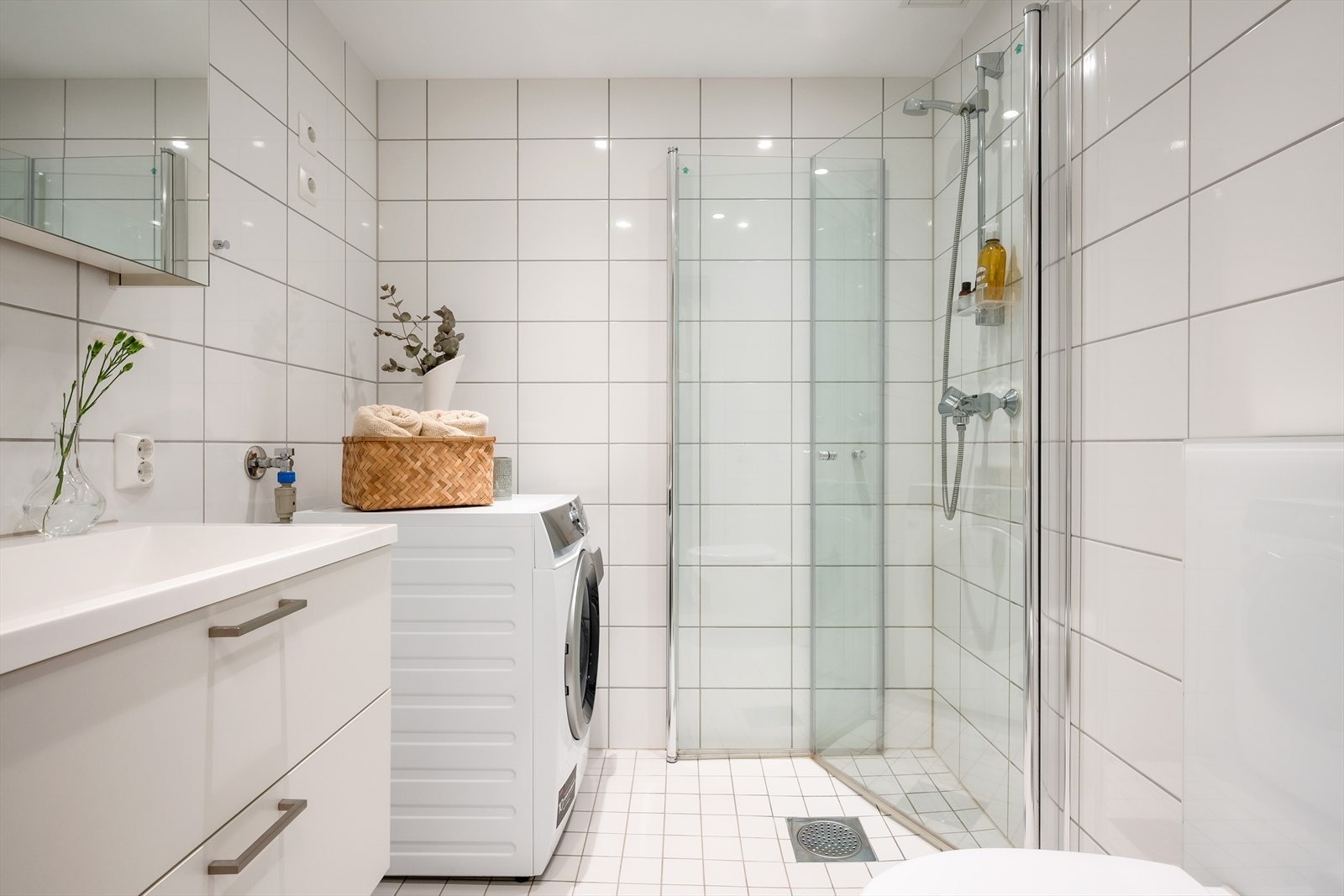 Badet fremstår pent og moderne og er fra 2019 med downlights i himling, balansert ventilasjon og vannbåren gulvvarme. Det er opplegg for vaskemaskin og tørketrommel. Galleribilde