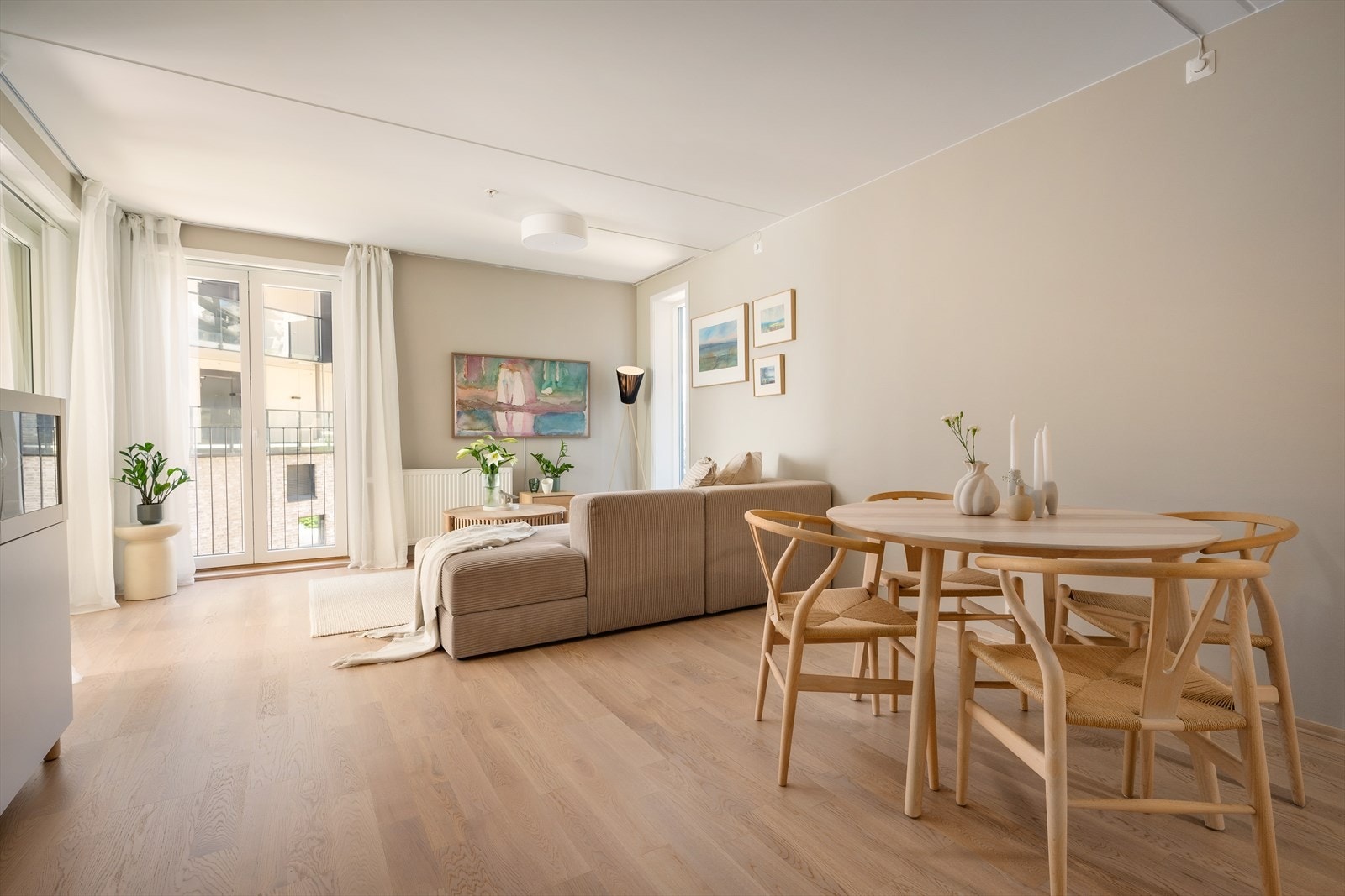 Dette er en moderne og stilren 2-roms leilighet fra 2019 med hele to balkonger, høy standard og en gjennomtenkt planløsning. Galleribilde
