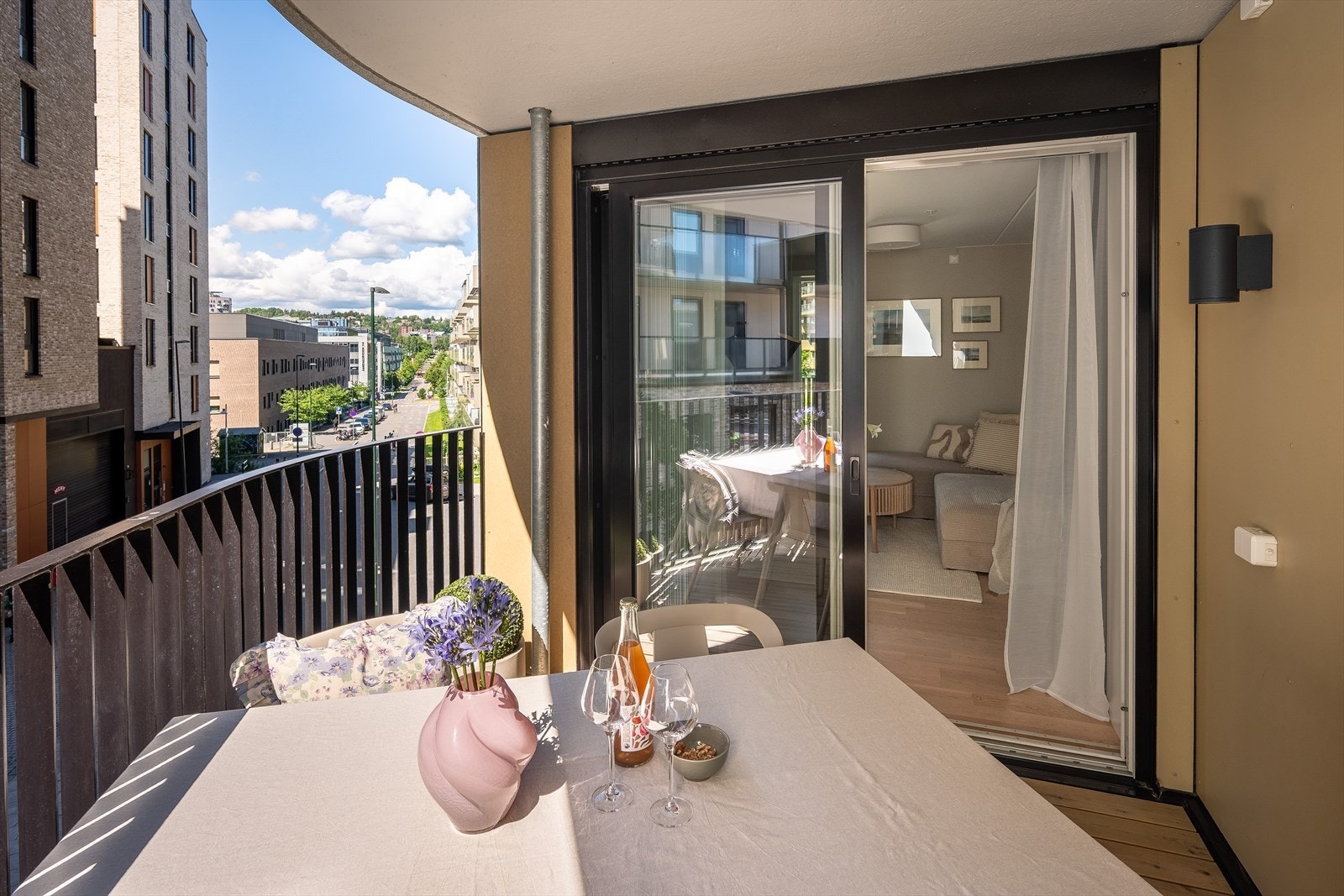 Balkongen fra stuen er nordvestvendt og er på 7,35 m². Her ligger forholdene godt til rette for å innrede med sittegruppe, grill og det man ellers ønsker når en skal trekke seg ut i finværet. Galleribilde