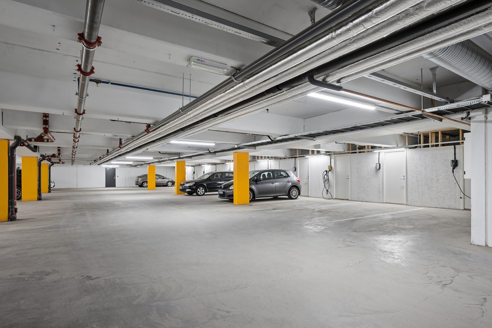Sammen med leiligheten følger en en bod, og en garasjeplass i felles, oppvarmet garasjeanlegg. Galleribilde