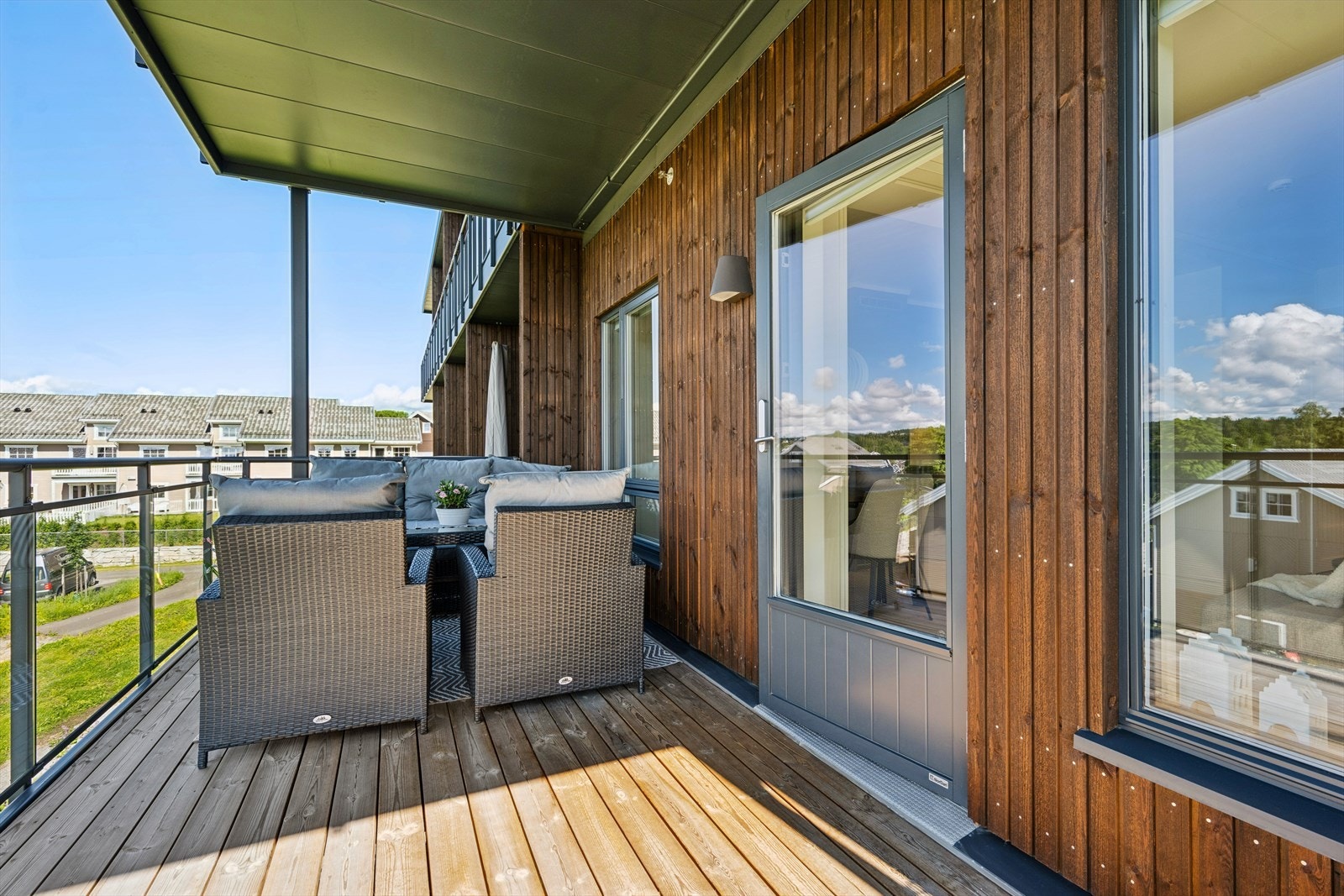 Balkongen er sør-vestvendt og har gode solforhold hele dagen, til langt ute på kvelden. Galleribilde