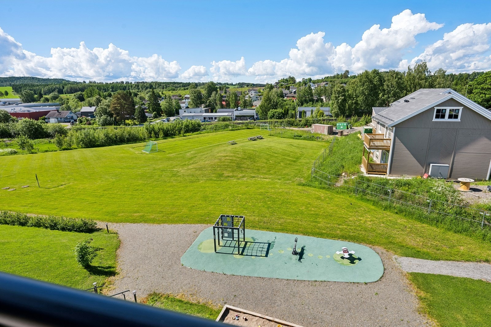 På tomten har man grønne uteområder og lekeplass for de minste. Galleribilde