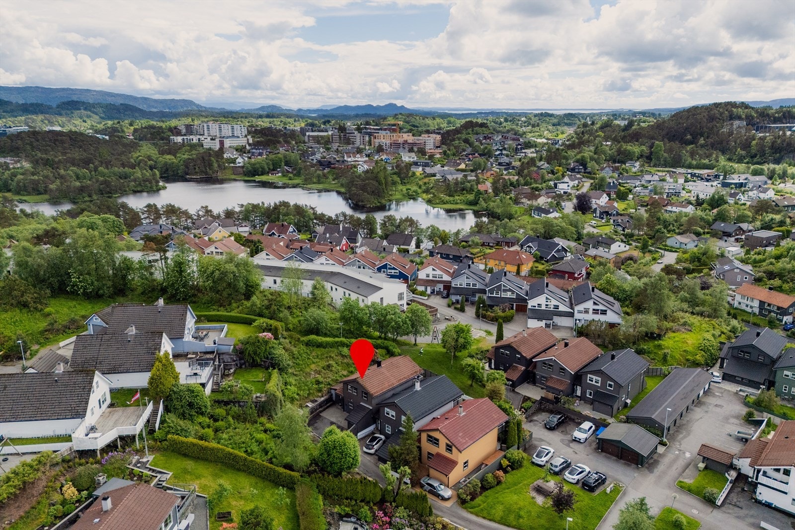 Kort gangavstand til barnehage, Aurdalslia barneskole, Skranevannet barne- og ungdomskole. Galleribilde