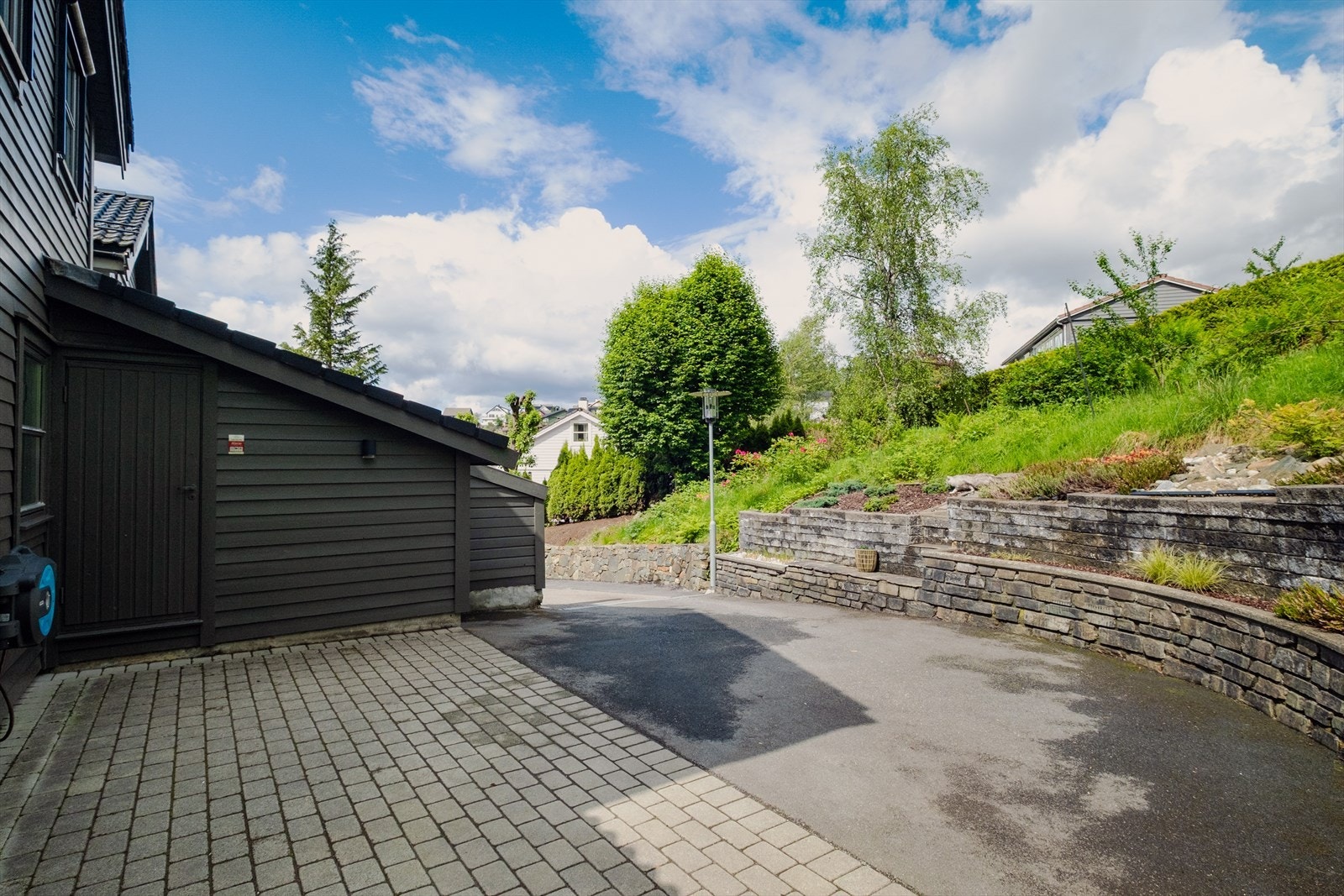 God plass til bil på tunet. Det er montert elbil-lader. Galleribilde