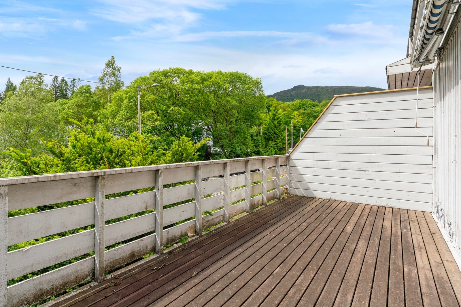 Tilknyttet huset er det en romslig terrasse med utgang fra stue. Terrassen har et areal på 14 m². Galleribilde