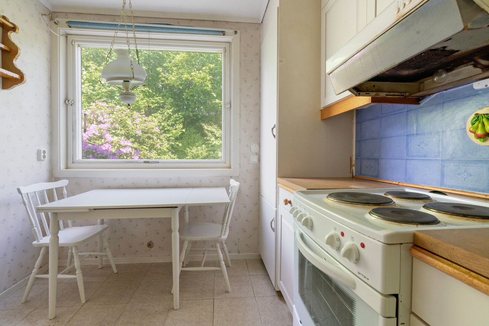 Det er plass til kjøkkenbord, der daglige måltider kan inntas. Her er det vindu med utsikt over området på baksiden av huset. Galleribilde