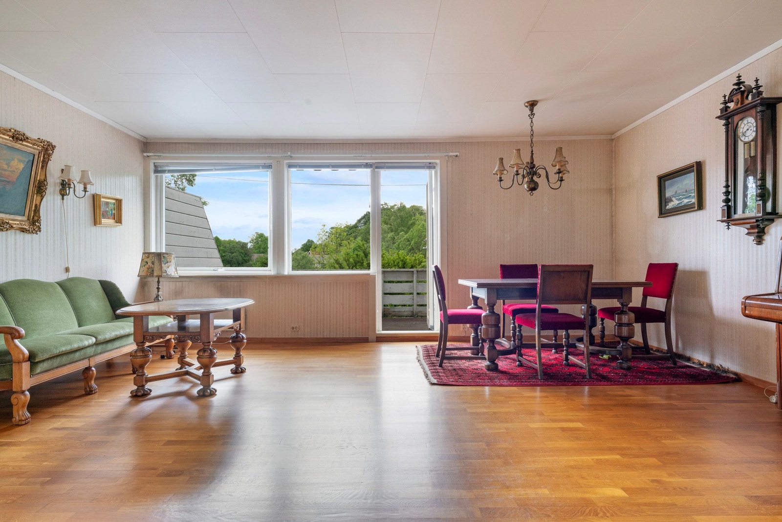 Koselig stue med klassisk eikeparkettgulv. Det er plass til både sofagruppe og spisestuebord. Galleribilde