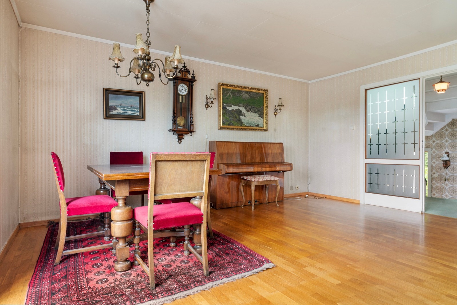 Glimt av stuen, som har tapet på veggene. Galleribilde