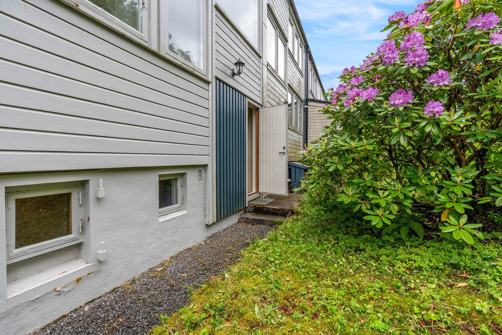 Tomten er selveiende og har et areal på 166 m². Ytterkledningen på denne siden ble skiftet for en del år tilbake. Galleribilde