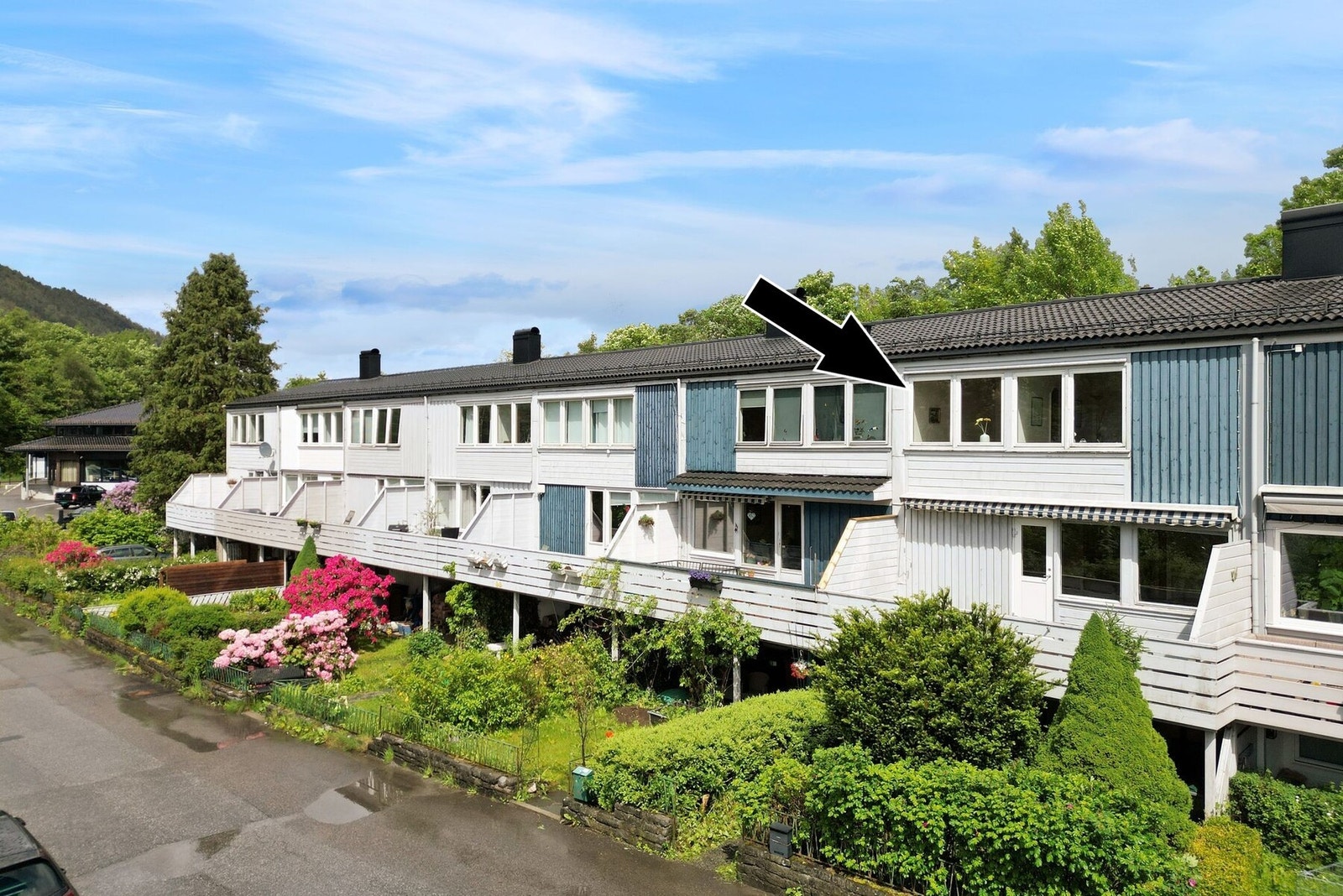 Selveiende rekkehus som ligger i et etablert og populært område i Fantoftåsen. Yttertaket med pipehatt, ble skiftet i 2019. Galleribilde