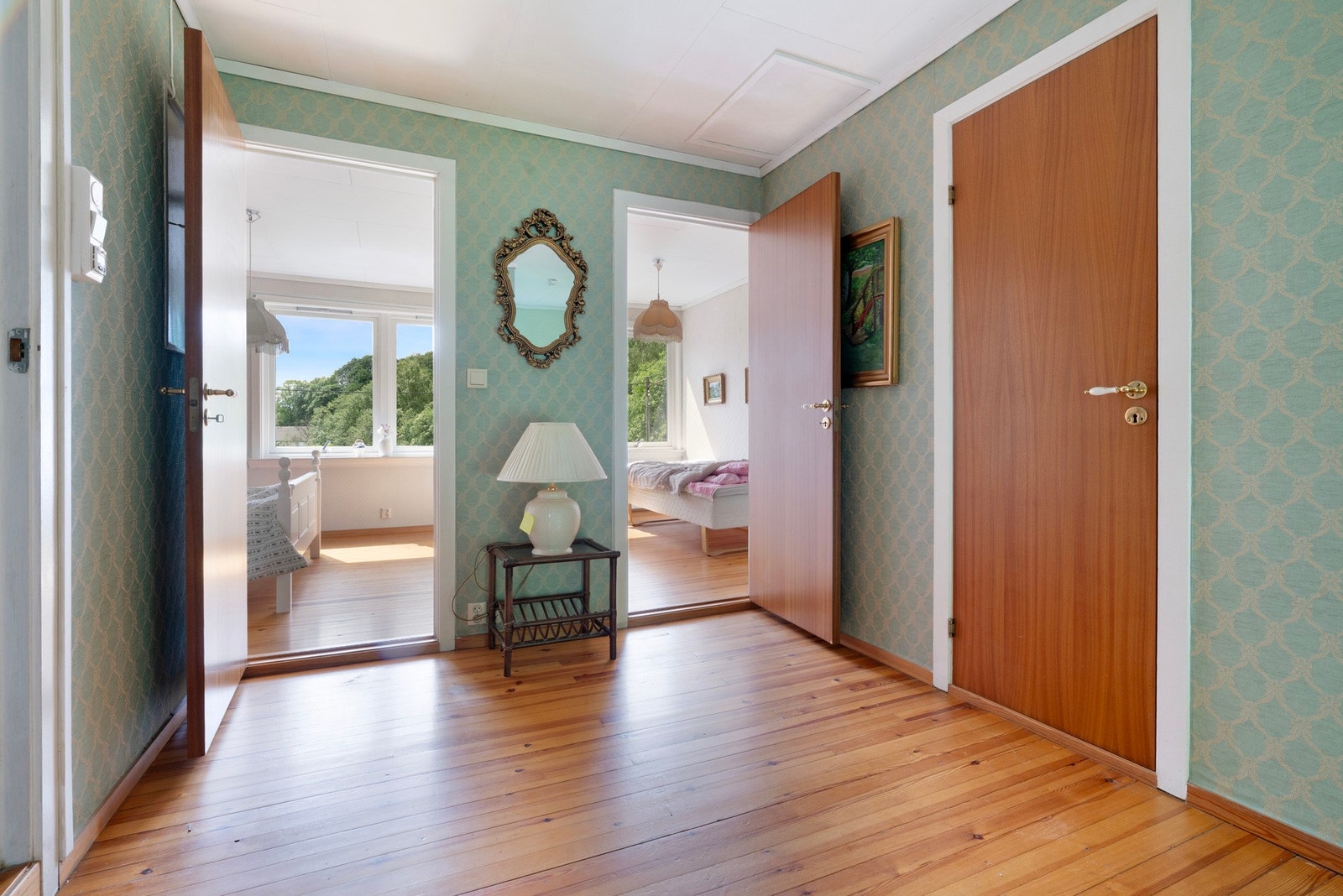 Det er 3 soverom på øverste plan. Her finner man også badet og bod/garderobe. Fra mellomgangen er det også adkomst til et kaldtloft. Galleribilde