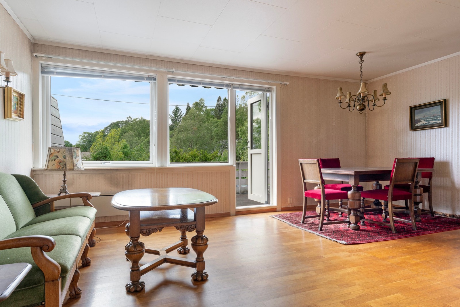Fra stuen er det utgangsdør til den syd-vestvendte terrassen. Galleribilde