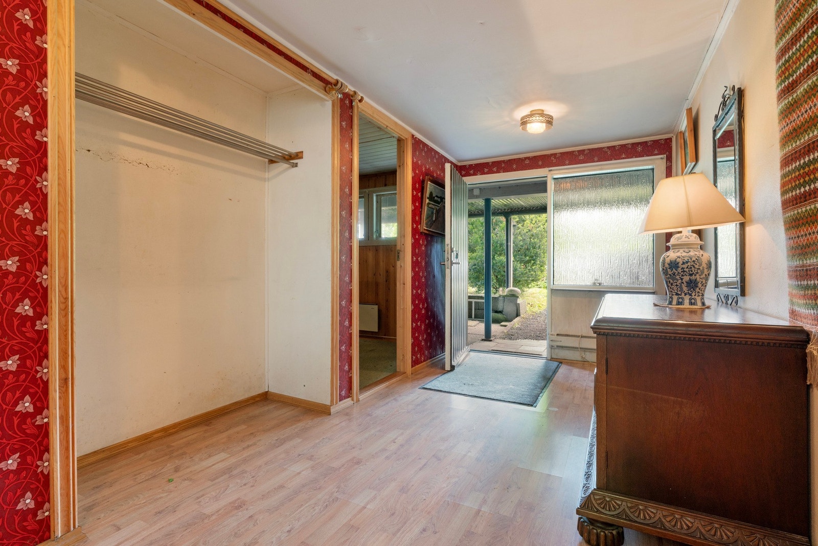 Huset har et samlet areal på 138 m² BRA-i. Det følger med en eldre garasje i felles rekke, like i nærheten av huset. Galleribilde