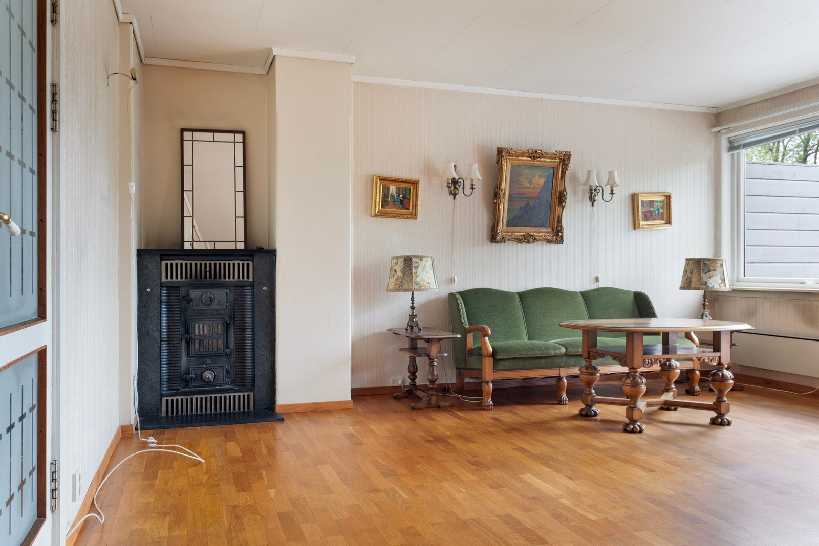 I den ene kroken av stuen er det en eldre vedkamin. Galleribilde