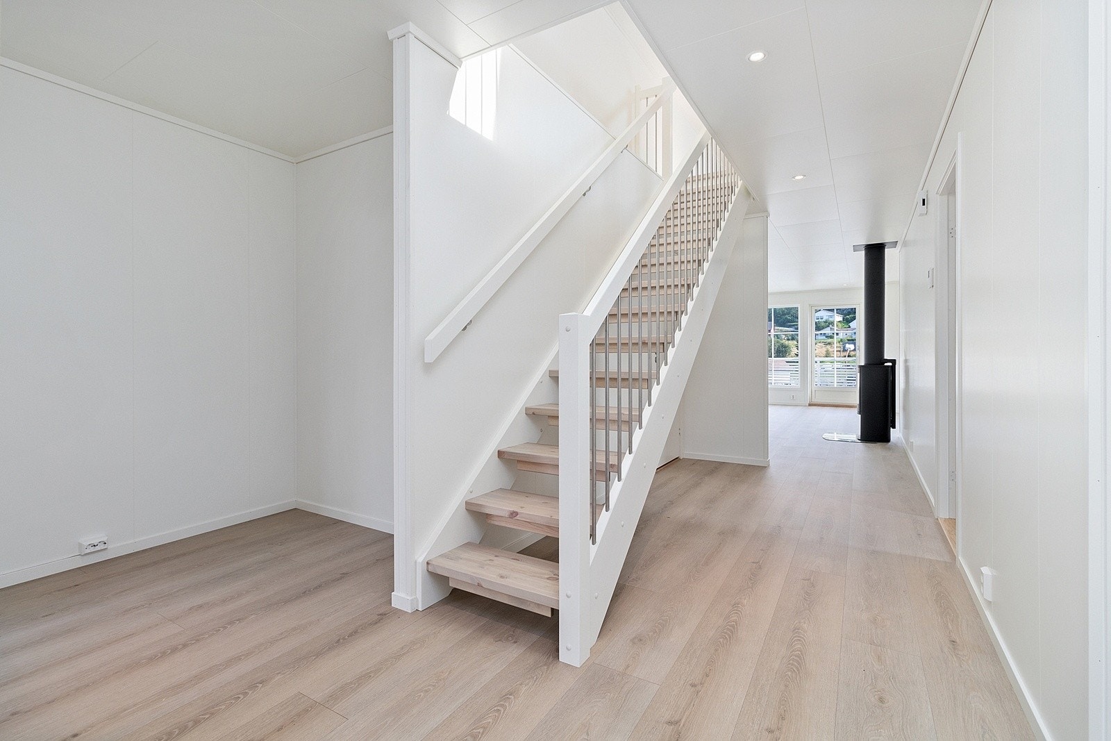 Trappen leder opp til boligens øverste etasje, hvor det ligger en romslig loftstue på m² og to soverom. Galleribilde