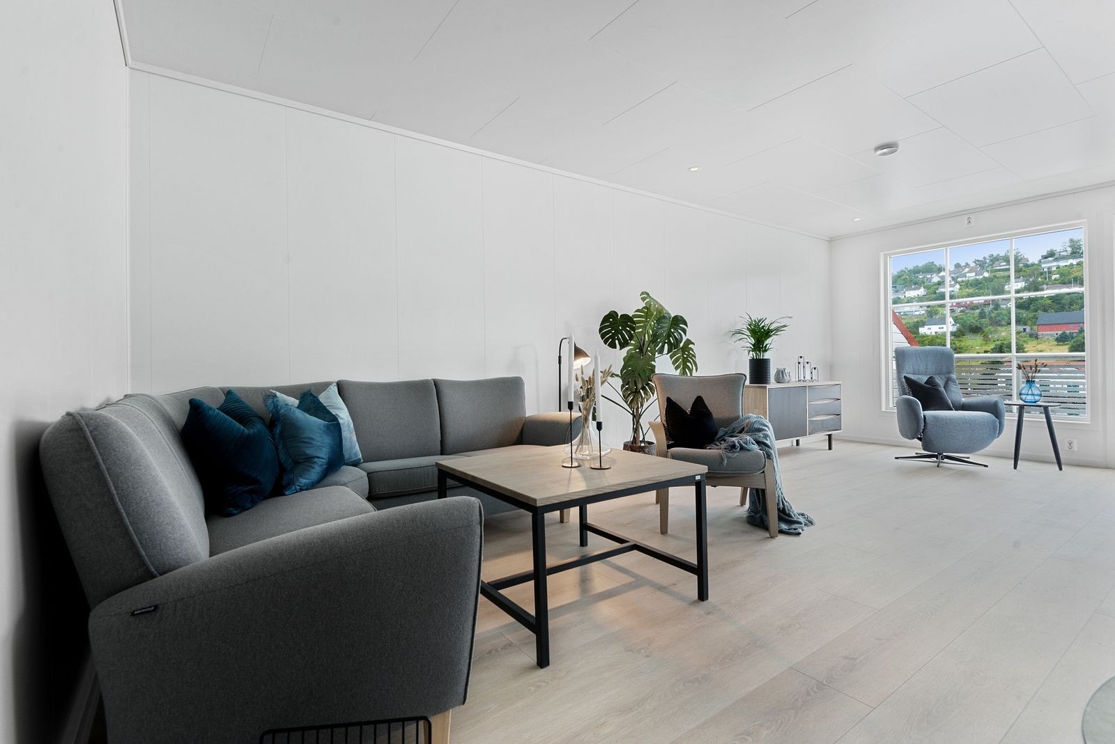 Stue og spisestue ligger i en åpen løsning med et samlet areal på m². Galleribilde