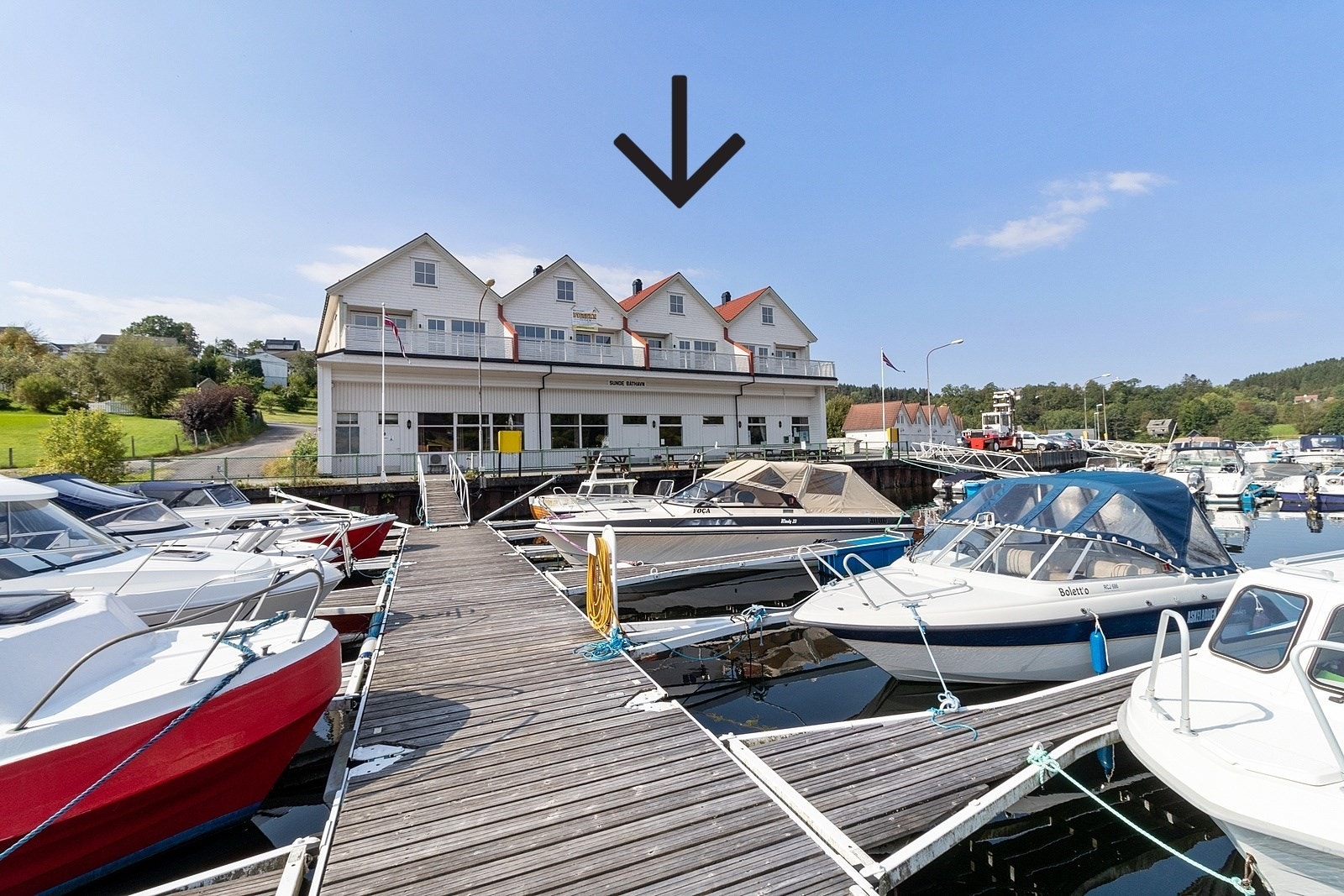 En flott og innbydende 5-roms eierleilighet med en sjelden beliggenhet i idylliske Sunde Båthavn. Galleribilde