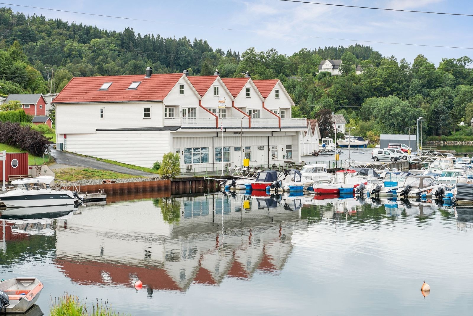 Leiligheten ble bygget og ferdigsstilt i 2019 som påbygg til eksisterende båthuslag fra 1972. Bygget består av fire leiligheter i rekke. Galleribilde