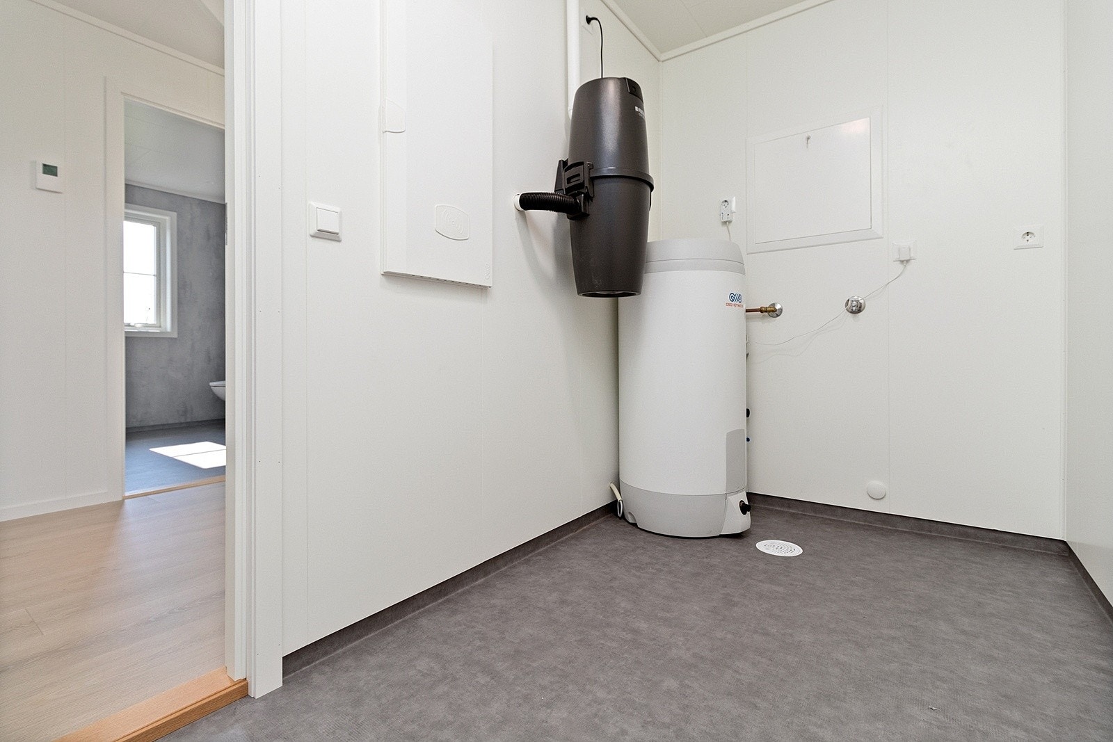 På motsatt side av badet finner man vaskerom/sportsbod. Det er romslig og egner seg godt både til lagring og som vaskerom. Galleribilde