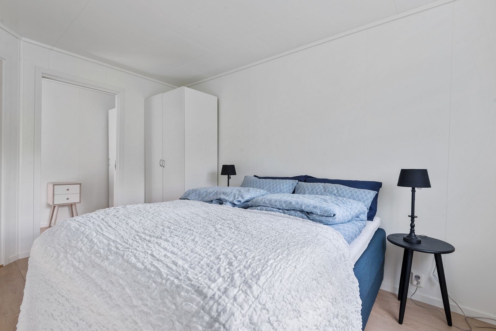 Fra hovedsoverommet i første etasje er det direkte adkomst til en bod, som fungerer utmerket som walk-in-closet og gir en ekstra luksuriøs følelse. Galleribilde