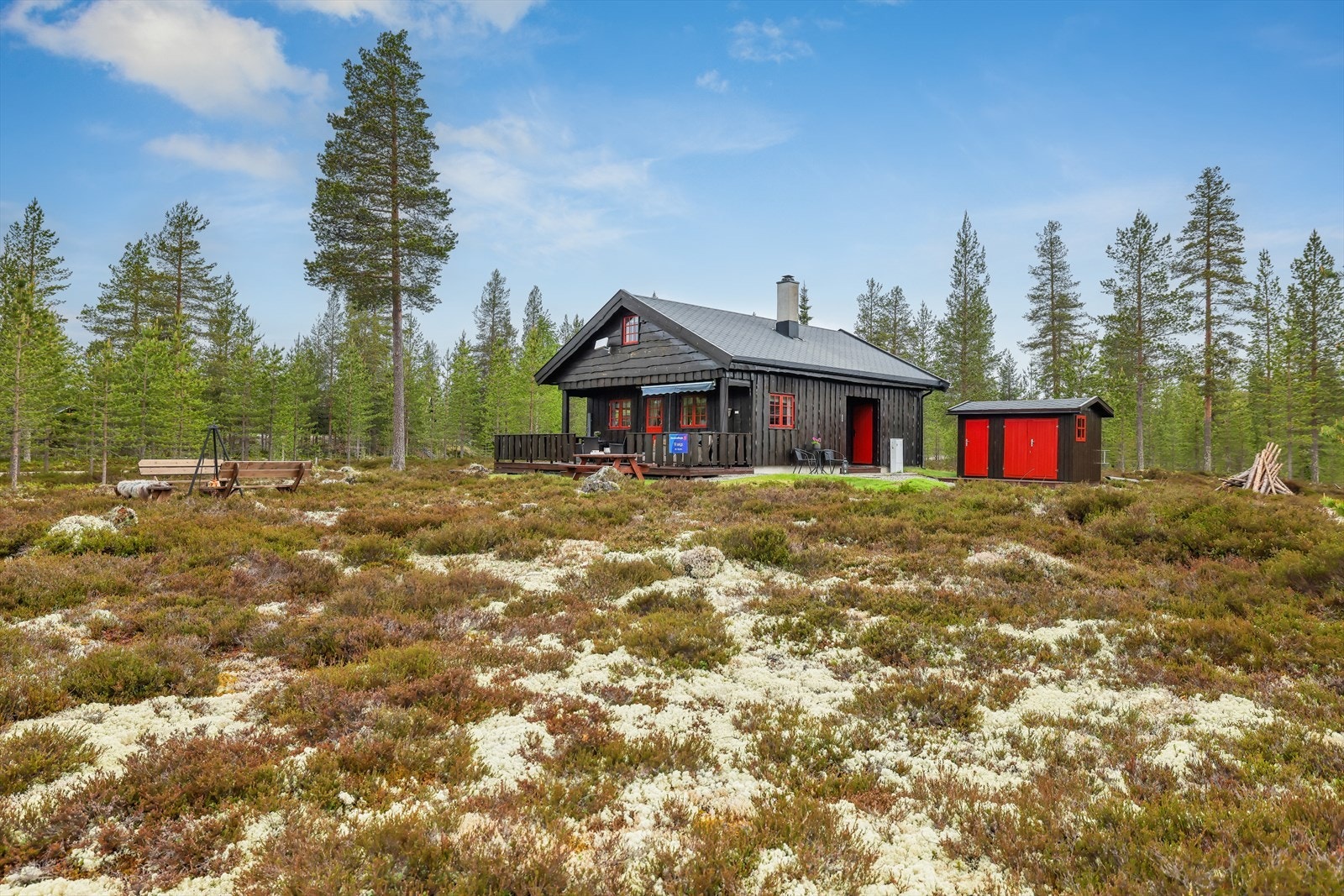 Eiendommen ligger på en tilnærmet flat naturtomt med stedbunden vegetasjon. Galleribilde