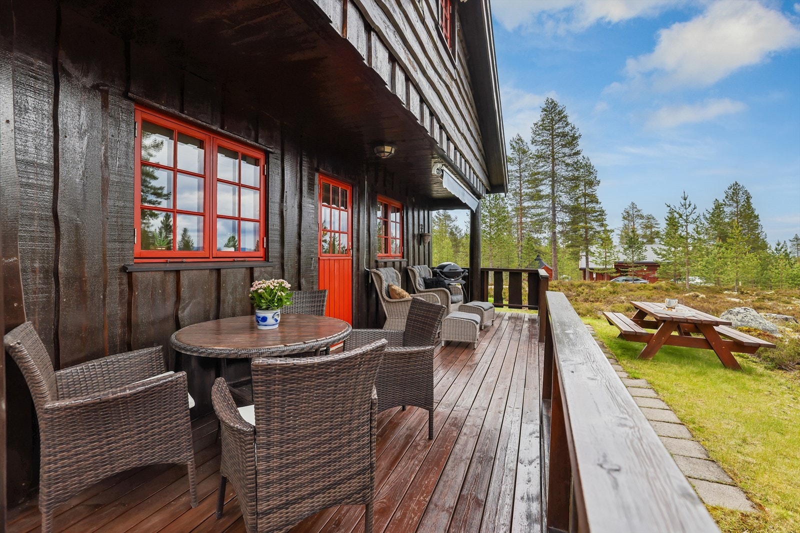 Terrassen ble utvidet i ca. 2013-2014 og gir rikelig med plass til utemøbler. Galleribilde