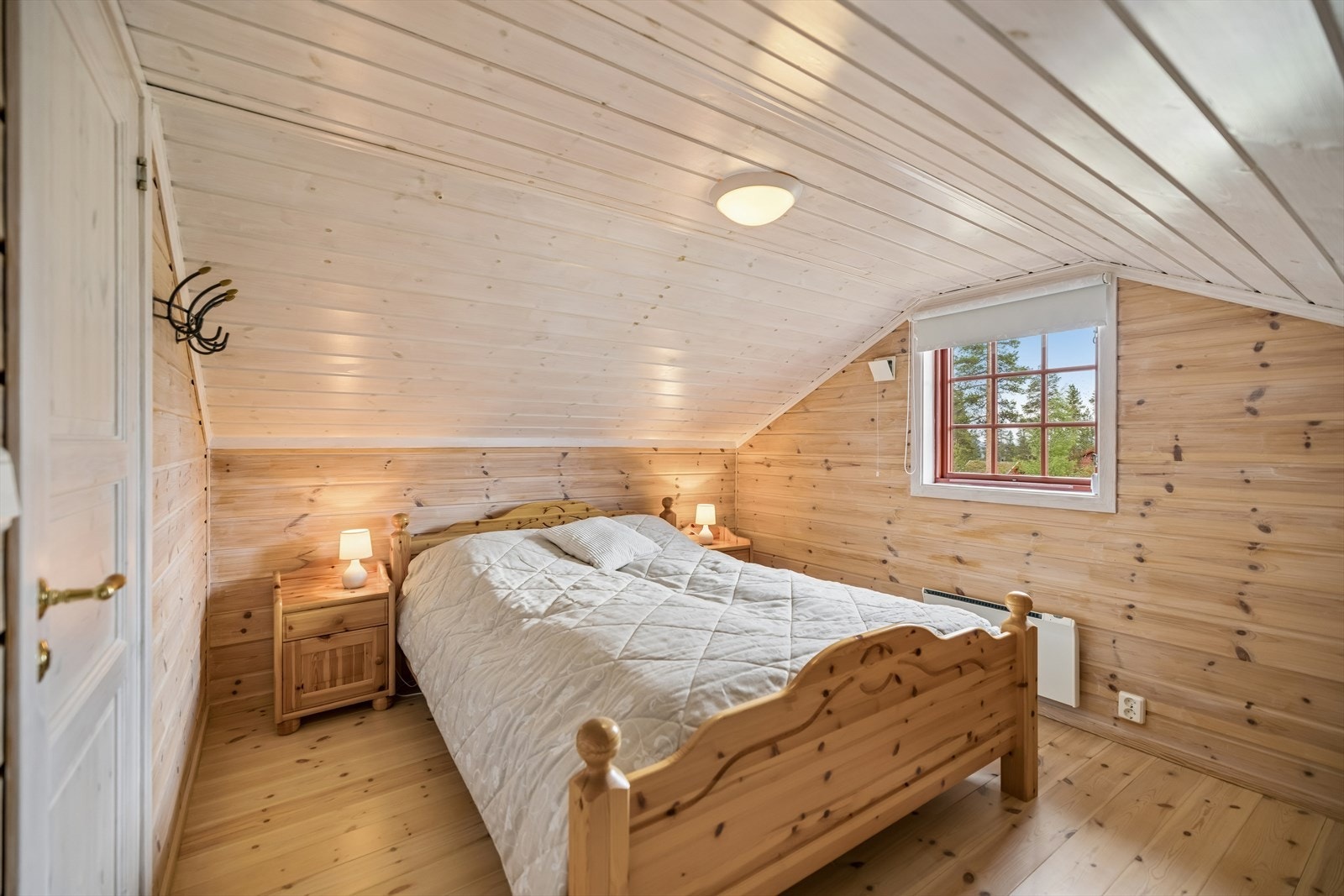 Rommene på loftet har tregulv og panelte overflater, i tråd med resten av hytta. Galleribilde