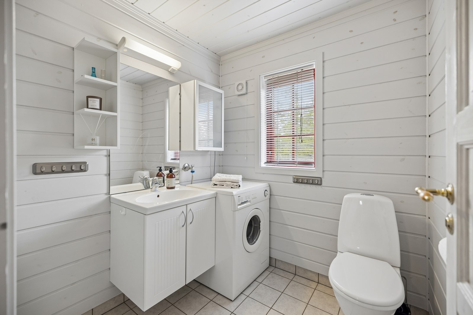 Det er opplegg for vaskemaskin på badet. Galleribilde