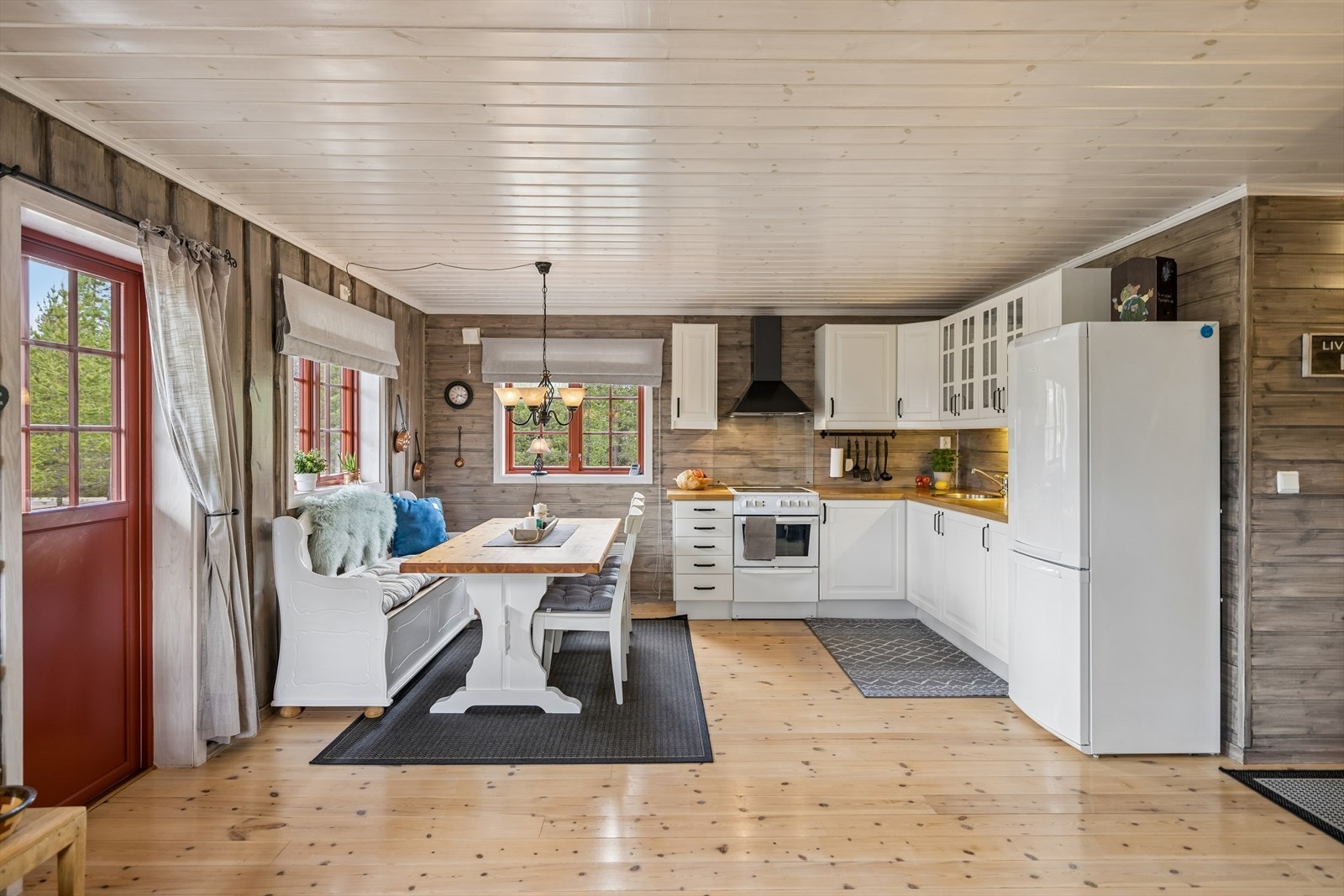 Kjøkkenet er utstyrt med ventilator over komfyrplassen og har åpen løsning for hvitevarer. Galleribilde