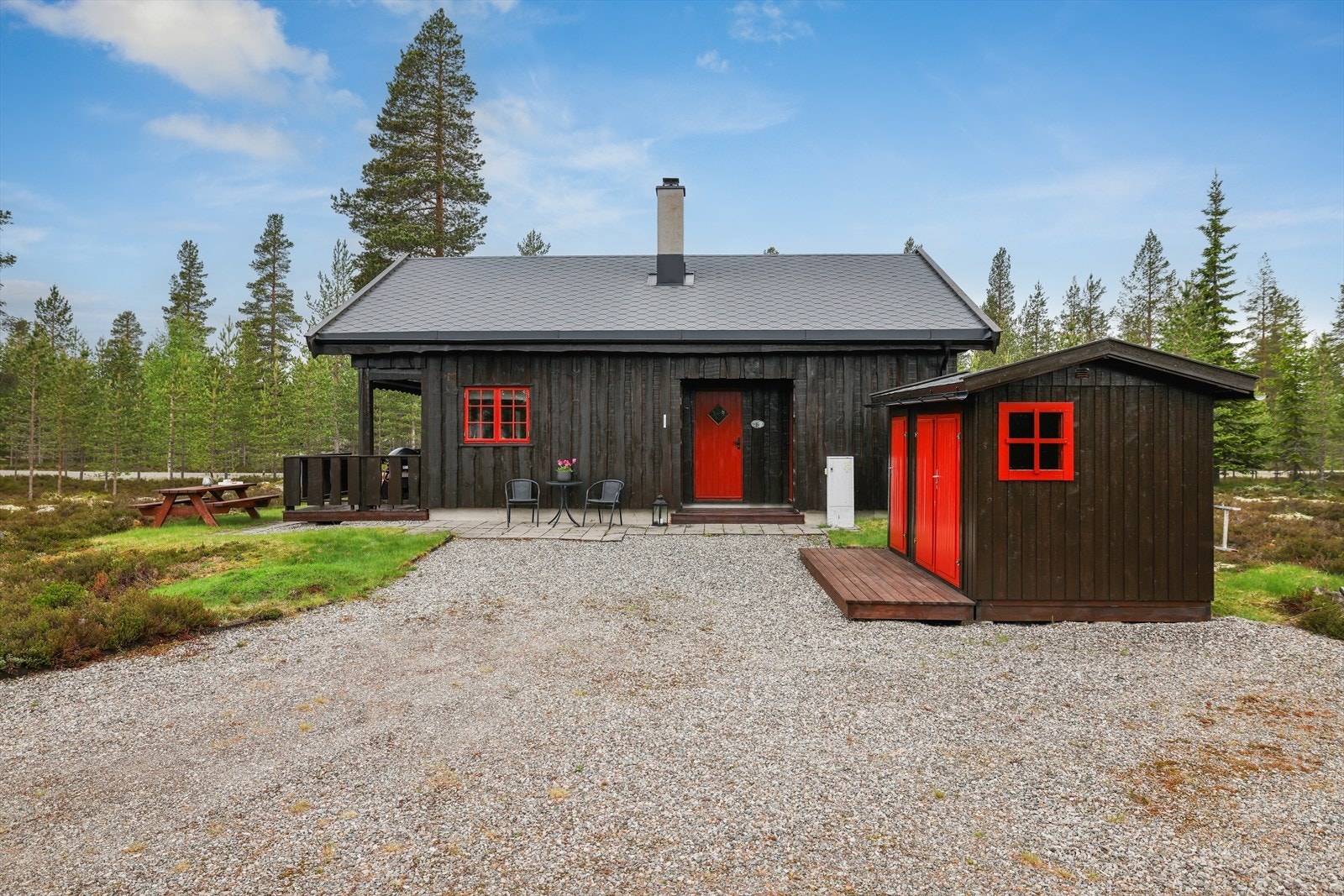 På tomten står et frittstående uthus fra 2016 med plass til lagring og ved. Galleribilde