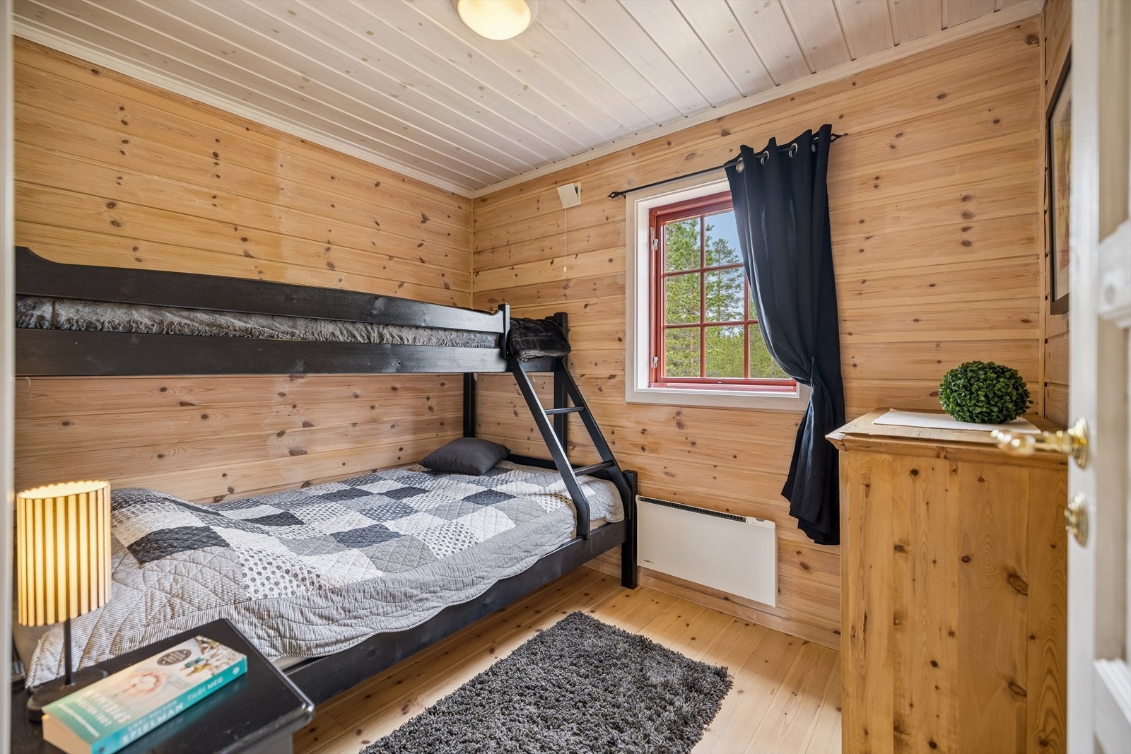 Det andre soverommet i første etasje har plass til køyeseng og oppbevaring. Galleribilde