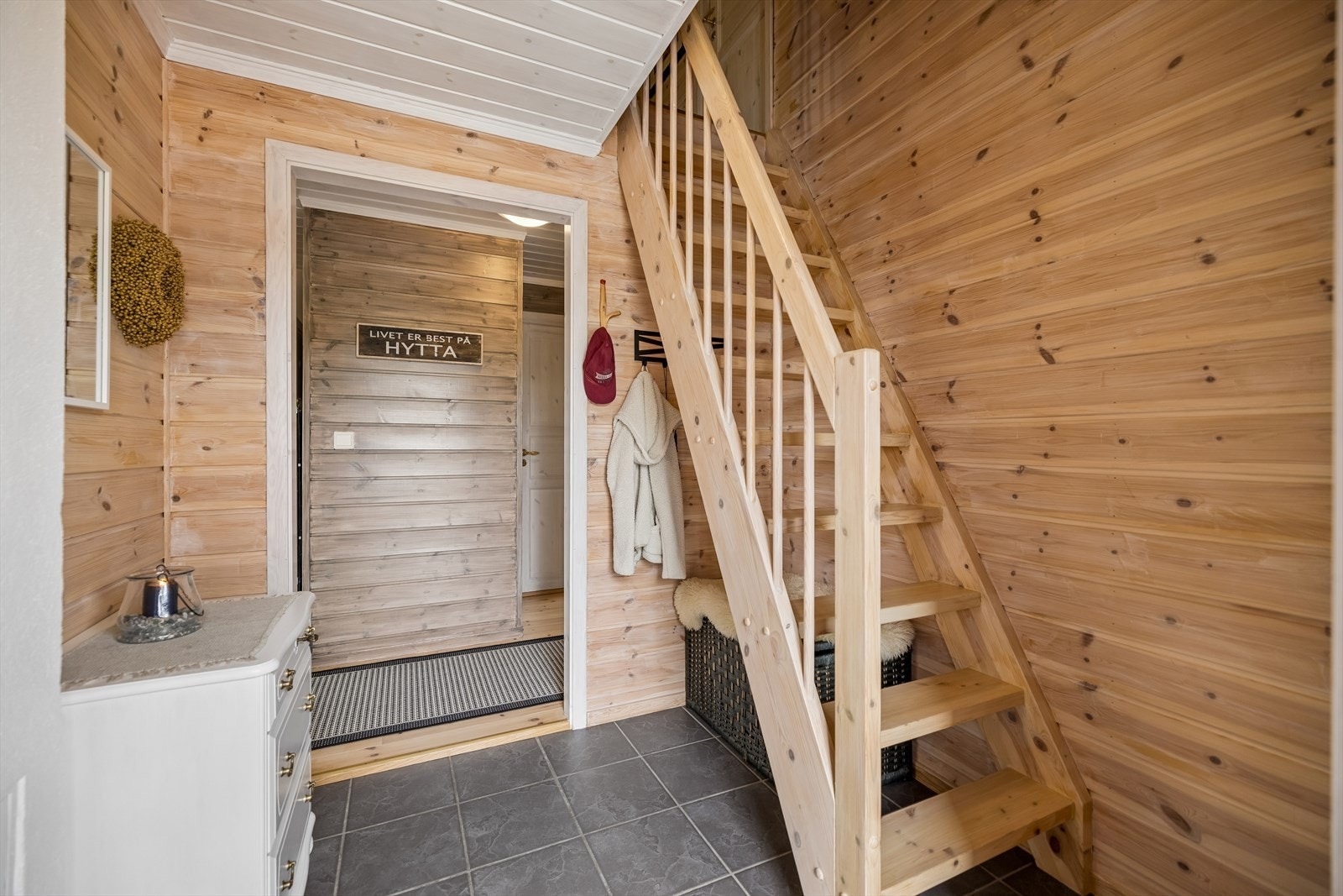 Fra gangen er det adkomst til bad og soverom. Overflatene består gjennomgående av behandlet trepanel. Galleribilde