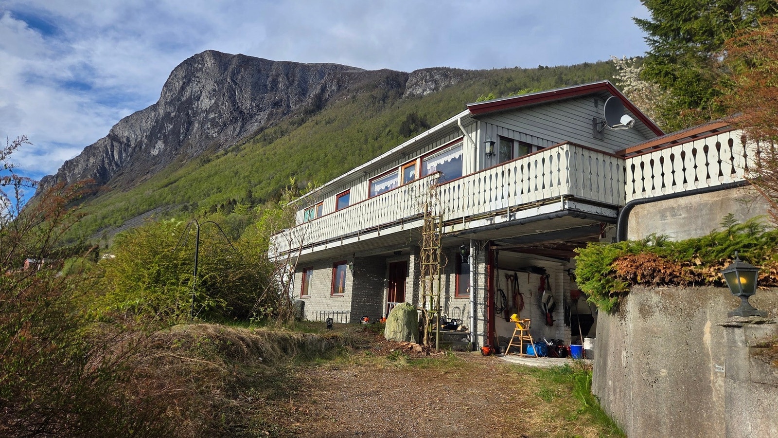 Eiendommen ligger idyllisk til i Innfjorden, i et etablert og rolig boligområde. Galleribilde