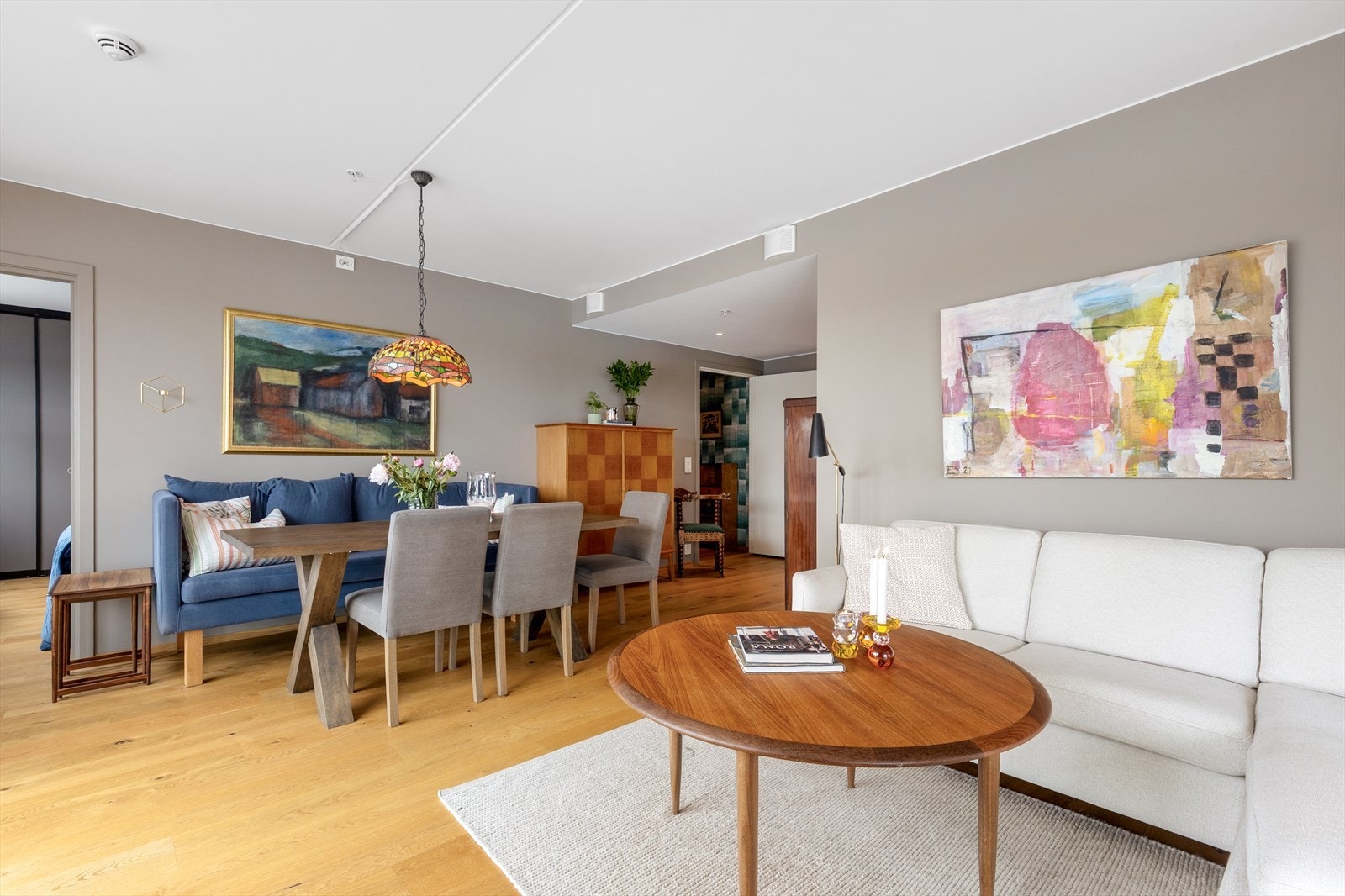 Stuen er romslig og har god plass til både sofagruppe og spisebord.
Her er det vannbåren varme i gulvet som gir en lun varme. Galleribilde