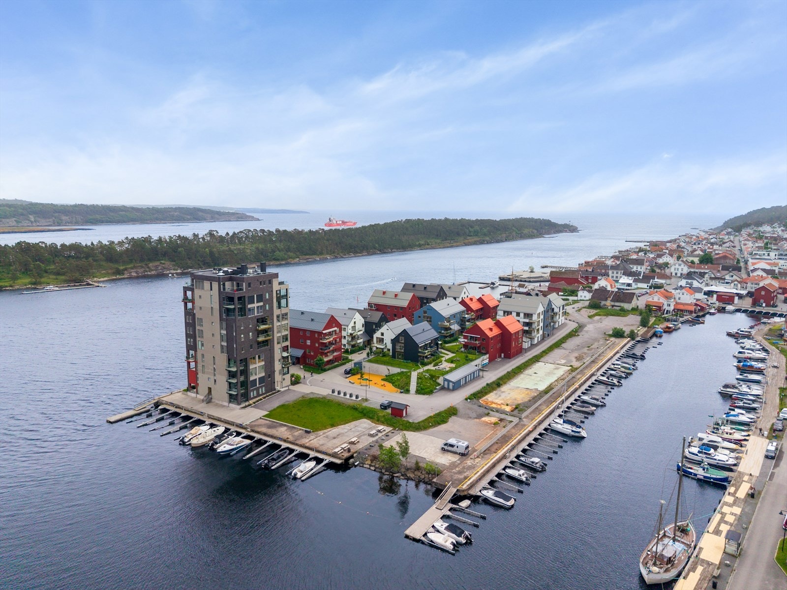 Langesund er omgitt av et vakkert kystlandskap. En utrolig flott skjærgård med holmer og skjær. Korte avstander med båt til sommersteder som Bjørkøya, Paradisbukta og Valle. Galleribilde