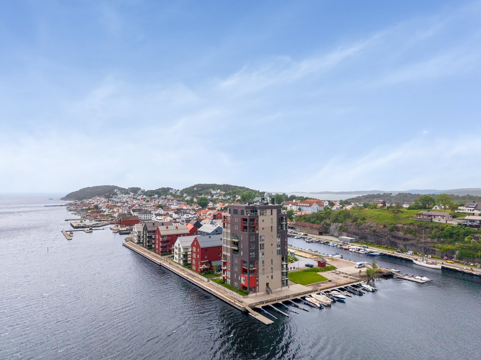 Skjærgården ligger i umiddelbar nærhet, med badestrender, båthavner og fantastiske friluftsmuligheter. I nærområdet finnes det også fine turer som Røsskleiva og Tangen Fort med fin utsikt mot havet. Galleribilde