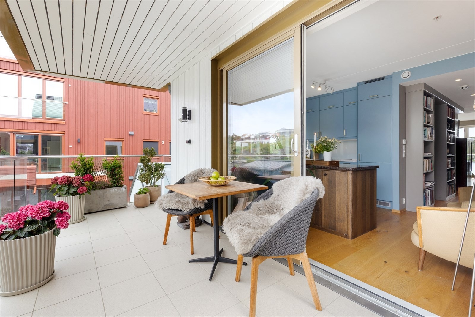 Verandaen mot vest har samme flislagte betongdekke og glassrekkverk som den nordvendte verandaen. Galleribilde