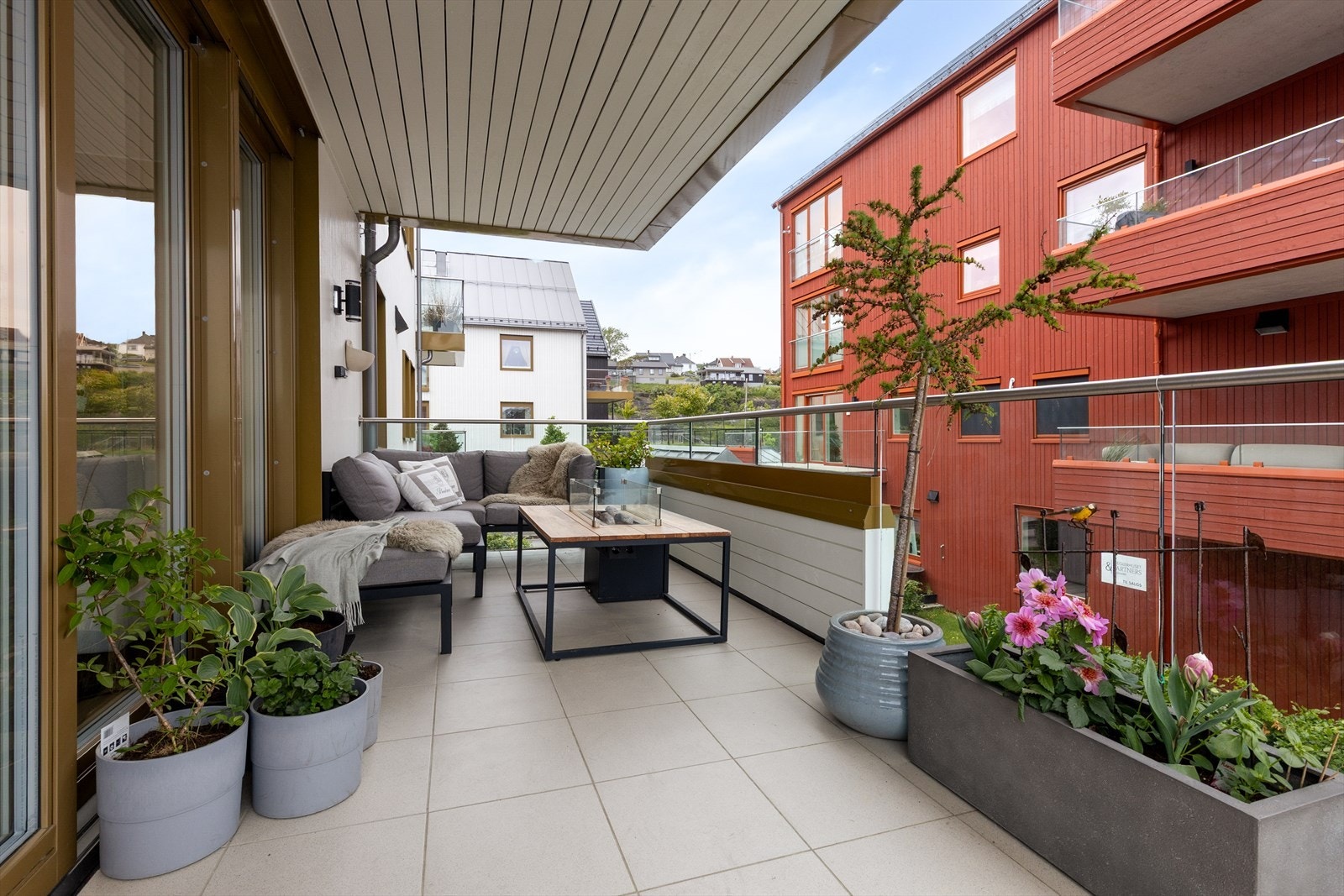 Verandaen er takoverbygget, og har plass til en sofagruppe. Galleribilde