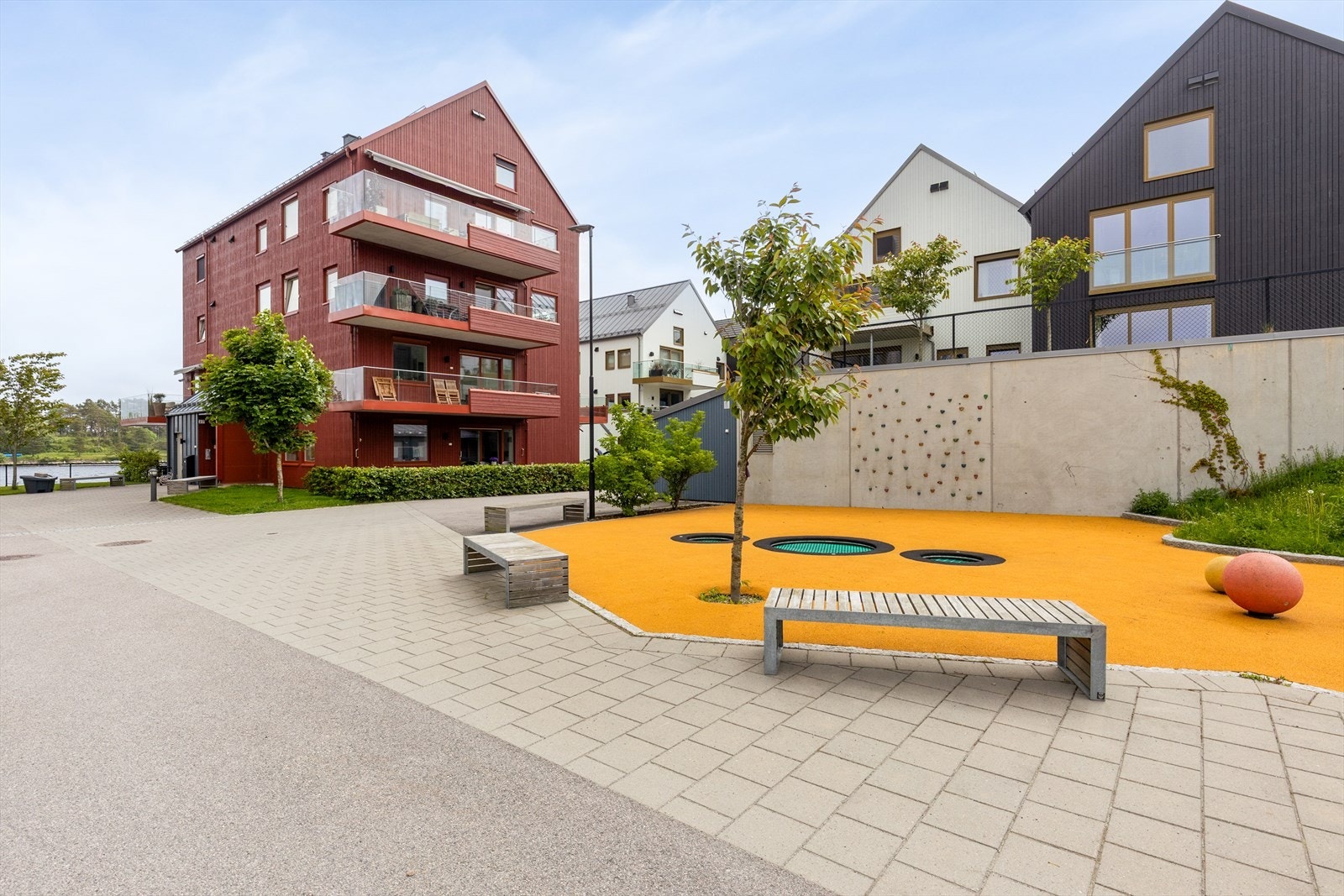 Fellesarealene inkluderer lekeplass, som bidrar til et godt bomiljø. Galleribilde