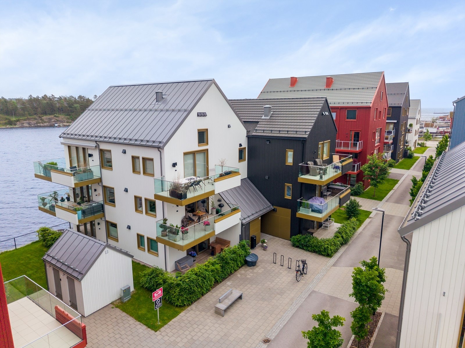 Det medfølger en parkeringsplass (nummer 23) for én bil i felles parkeringsanlegg i nabobygg. Det er montert elbillader. Galleribilde