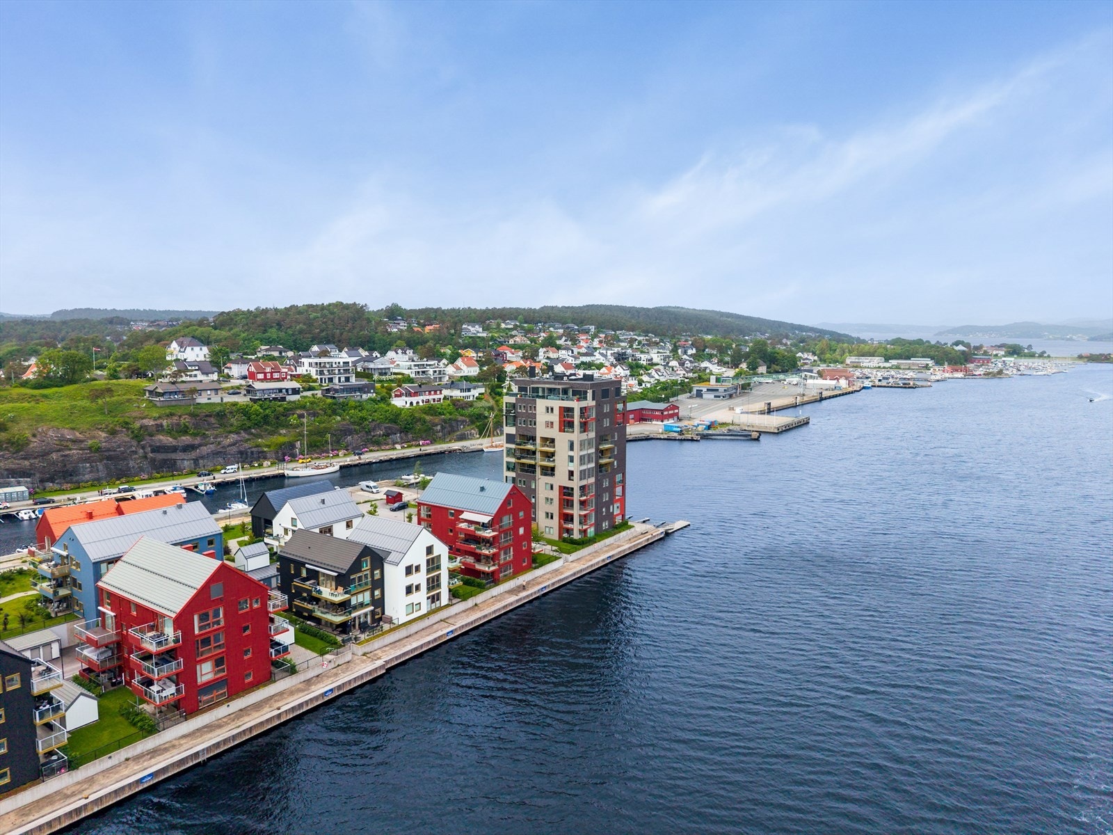 Leiligheten har en attraktiv og sentrumsnær beliggenhet i første rekke mot sjøen på Smietangen i Langesund; her bor du sjønært, maritimt og idyllisk rett ved Langesundsundet. Galleribilde