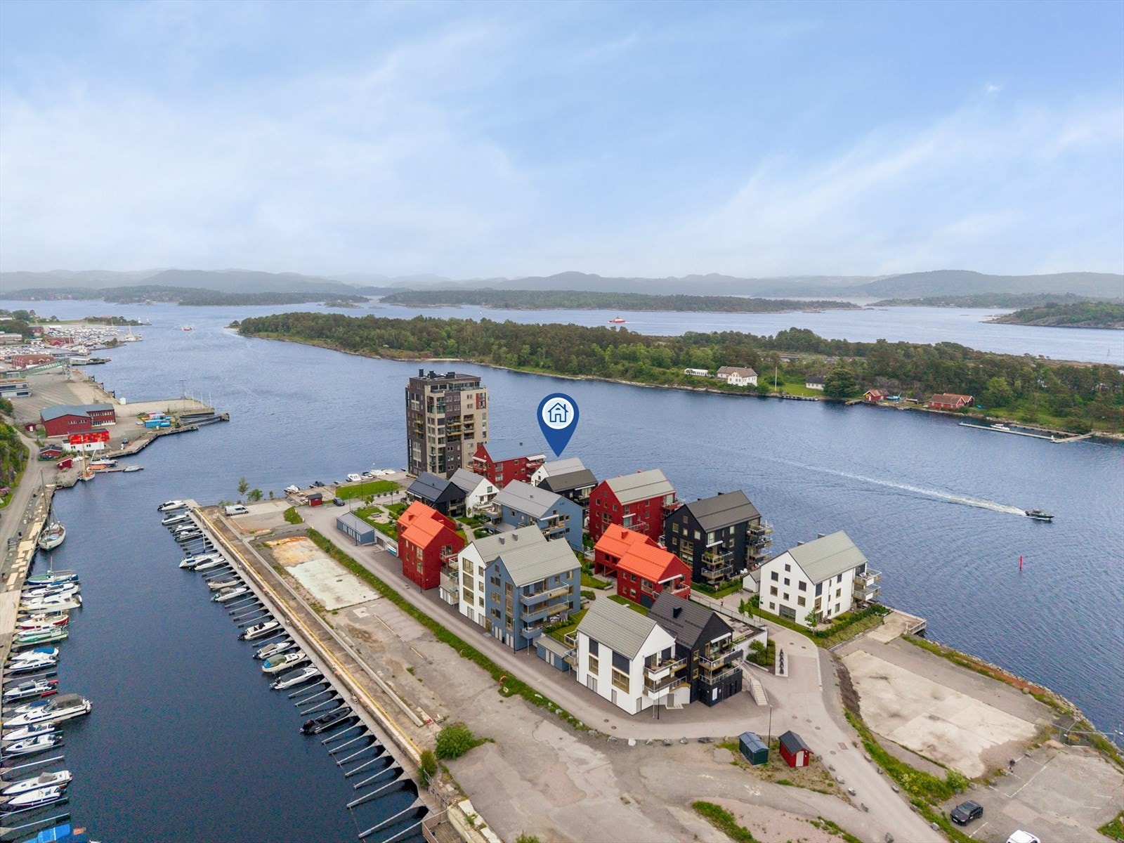 Skjærgården har flere flotte naturhavner/friområder hvor man kan nyte en fin sommerdag, og med denne eiendommen som utgangspunkt kan man aktivt benytte seg av de fordeler som området gir. Galleribilde