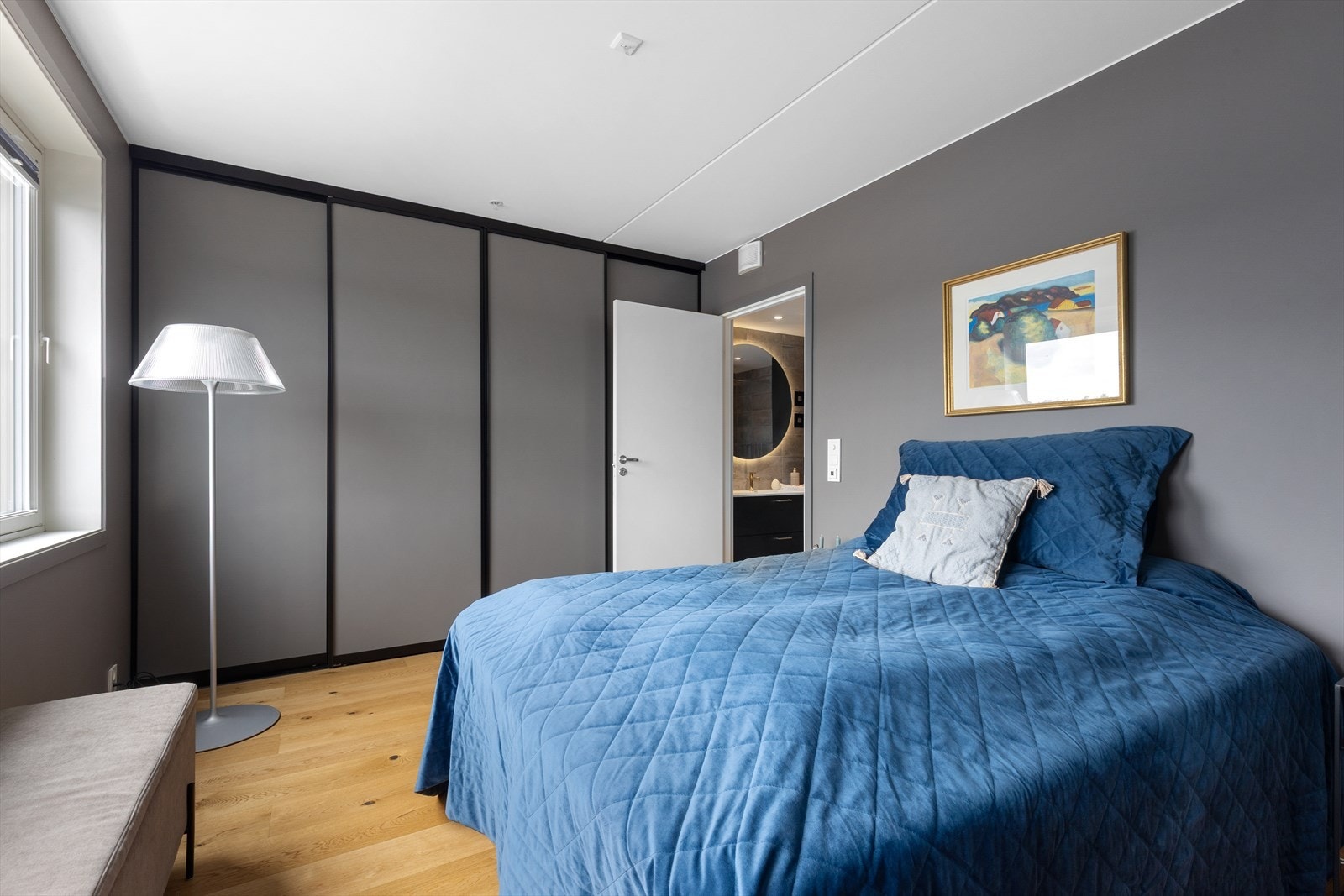 Her er det plass til dobbeltseng med nattbord på begge sider, og rommet har i tillegg et innebygget garderobeskap. Soverommet ligger i direkte tilknytning til badet. Galleribilde