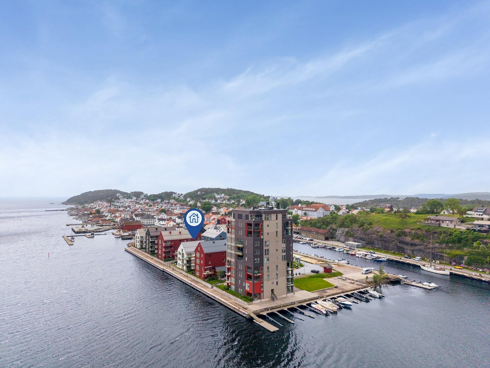 Dette er en nyere leilighet i Smietangen I Borettslag, med attraktiv beliggenhet helt i vannkanten. Denne boligen har tilknyttet en båtplass i sameiet Smietangen Brygge, med bredde på 4 meter. Galleribilde