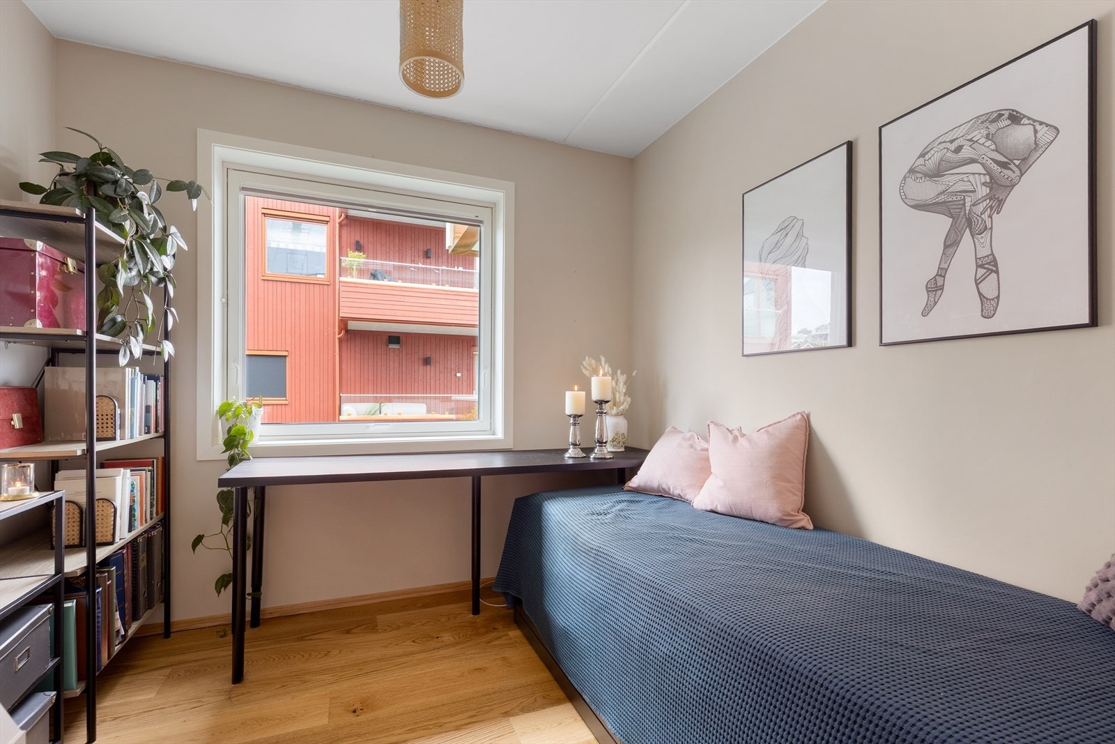 I boligen er det to soverom, og soverom nr. 2 egner seg godt som gjesterom eller kontor. Galleribilde