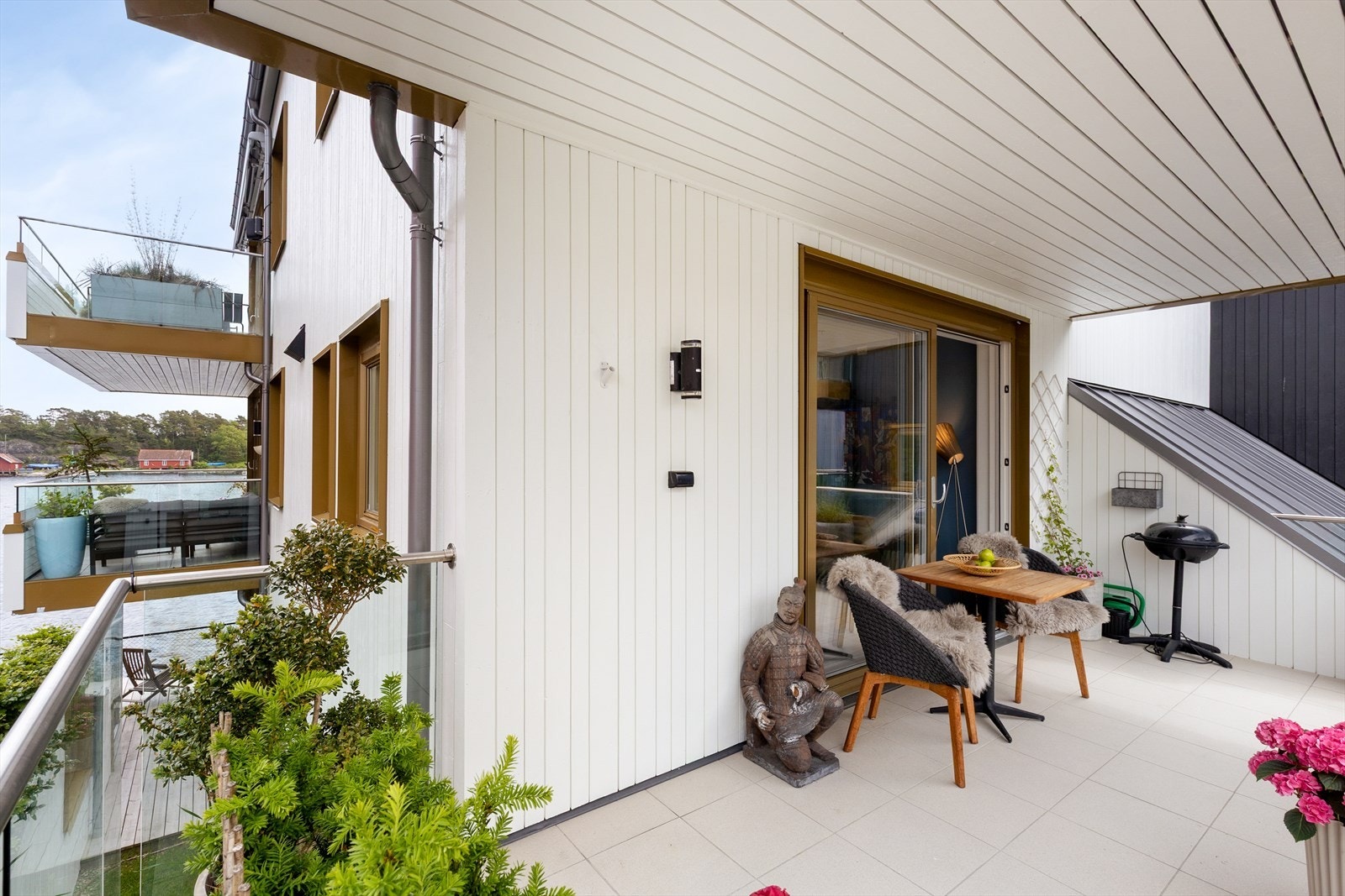 Verandaen er takoverbygget og har plass til utemøblement. Galleribilde