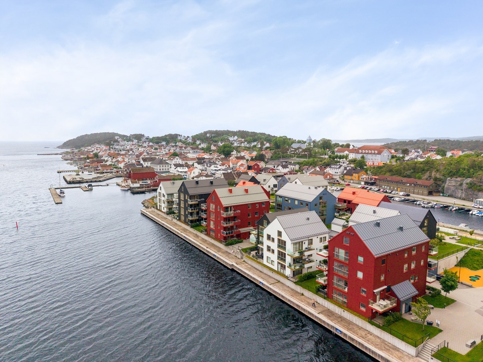 Smietangen ligger i umiddelbar nærhet til Langesund sentrum med sine koselige småbutikker, dagligvare, Badeparken, uterestauranter, spisesteder, og ikke minst Wrightegaarden, med sitt unike musikk og konsertmiljø. Galleribilde
